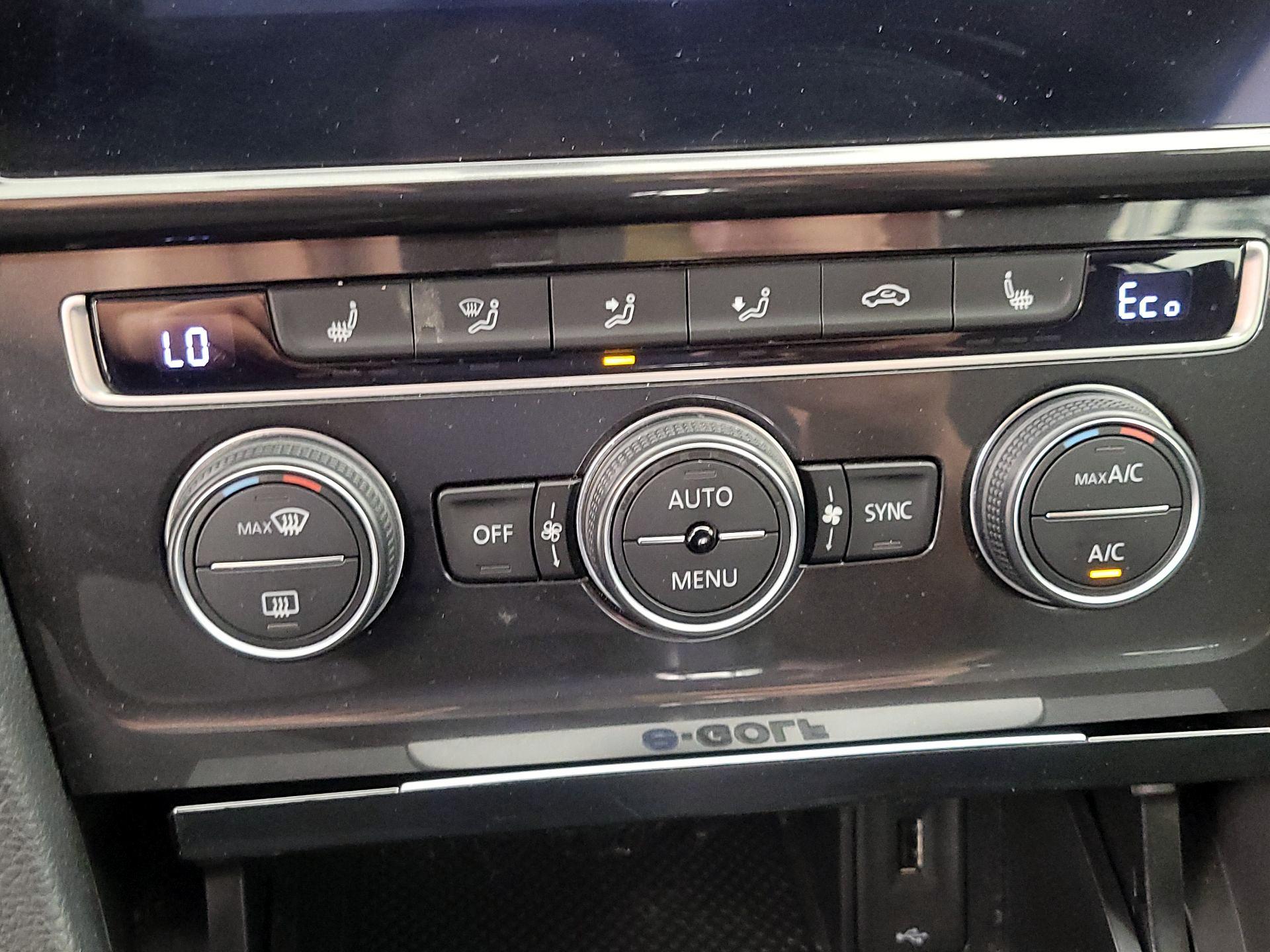 Thumbnail: 2019 Volkswagen e-Golf - 16