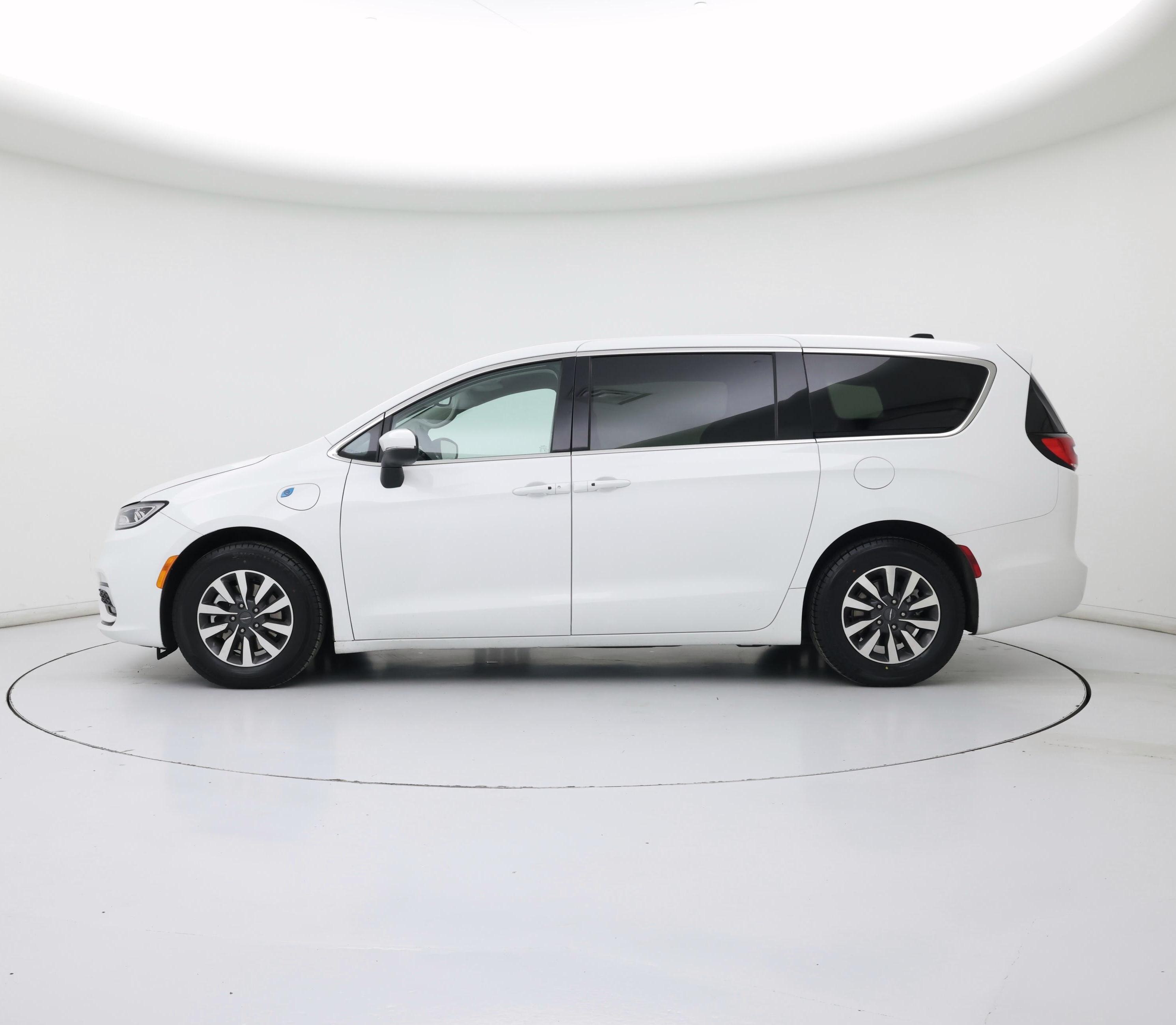 Thumbnail: 2023 Chrysler Pacifica - 3