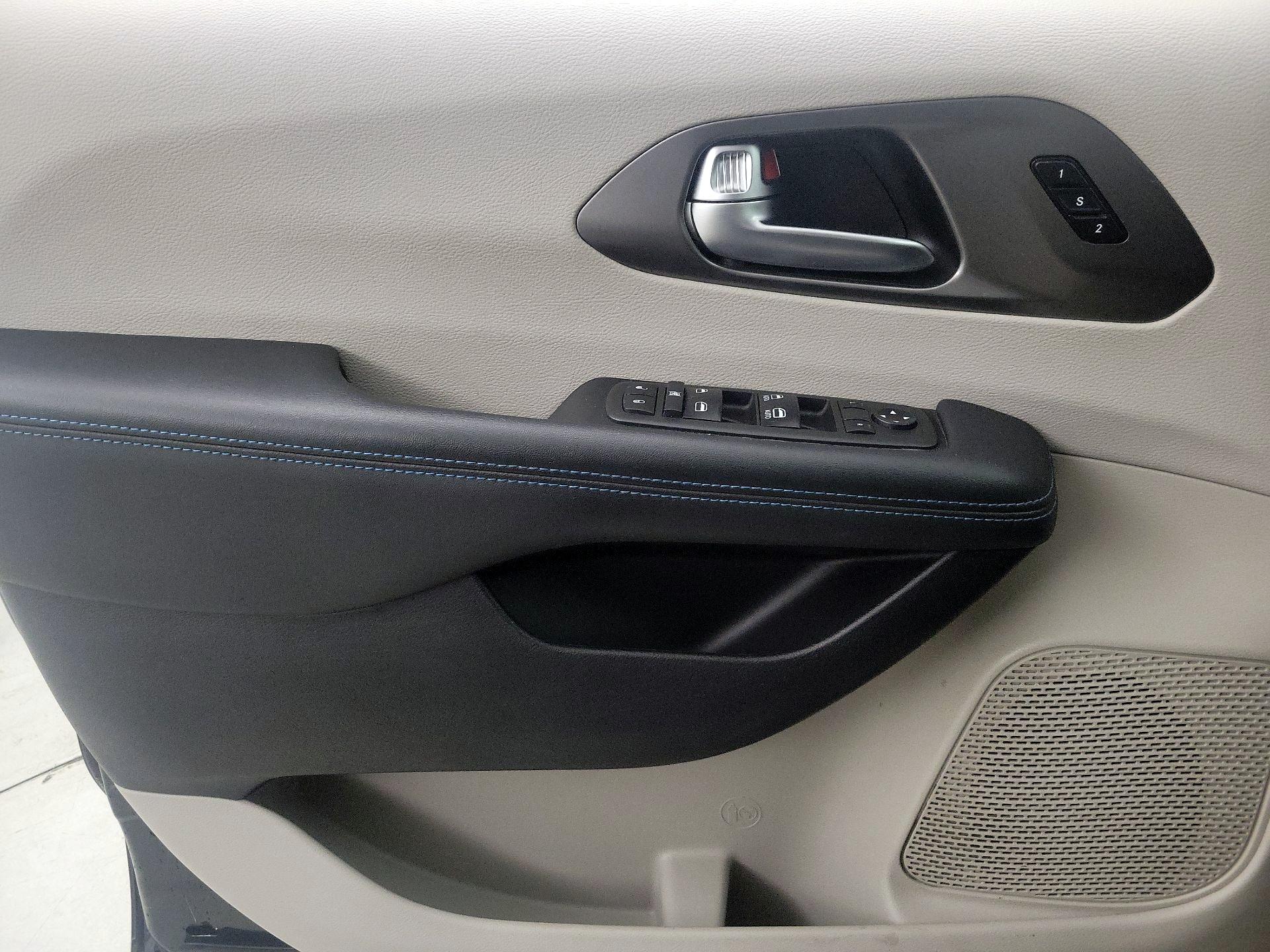 Thumbnail: 2021 Chrysler Pacifica - 12
