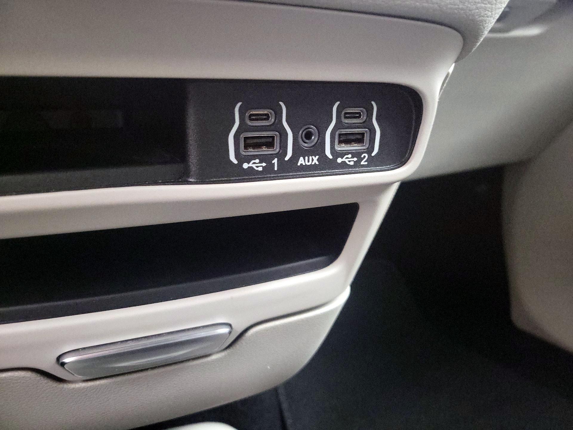 Thumbnail: 2021 Chrysler Pacifica - 19