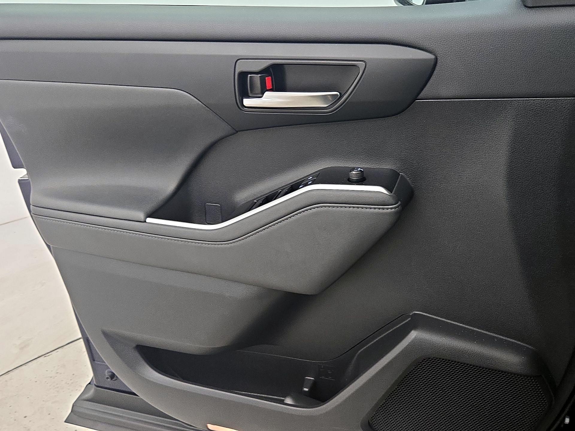 Thumbnail: 2021 Toyota Highlander - 12