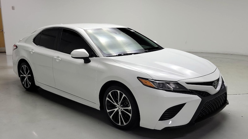 2020 Toyota Camry SE Hero Image