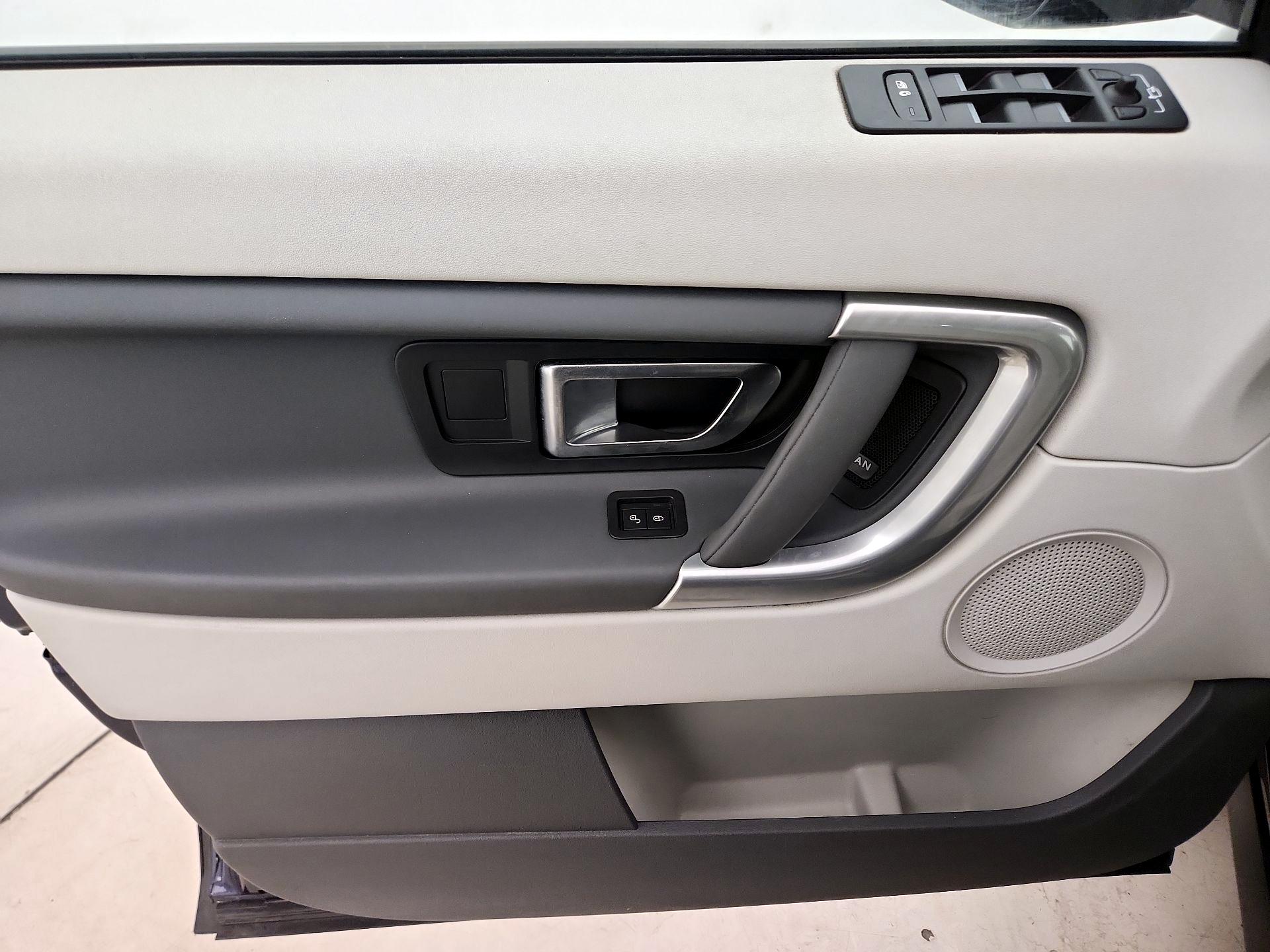 Thumbnail: 2019 Land Rover Discovery Sport - 12
