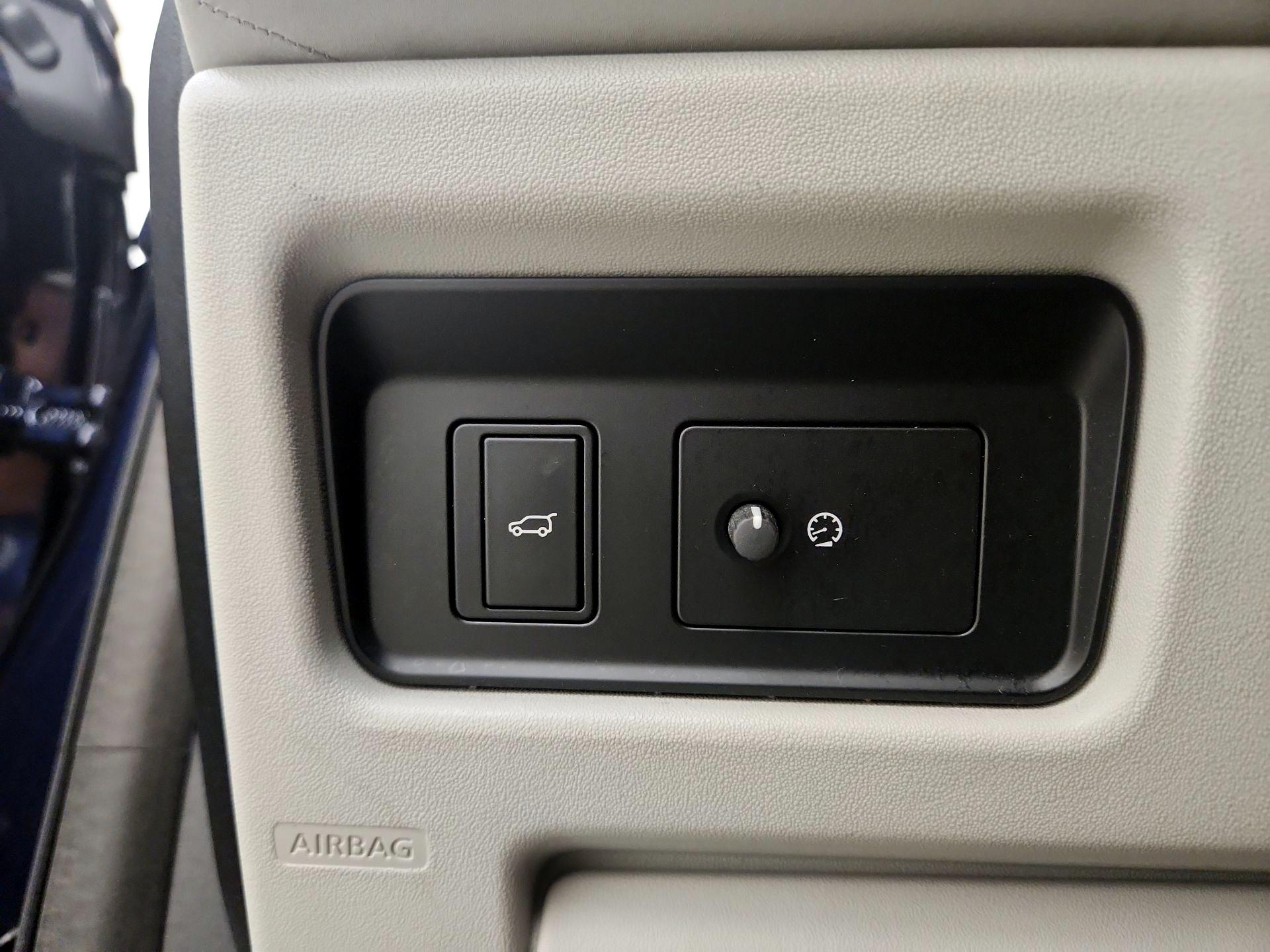 Thumbnail: 2019 Land Rover Discovery Sport - 13