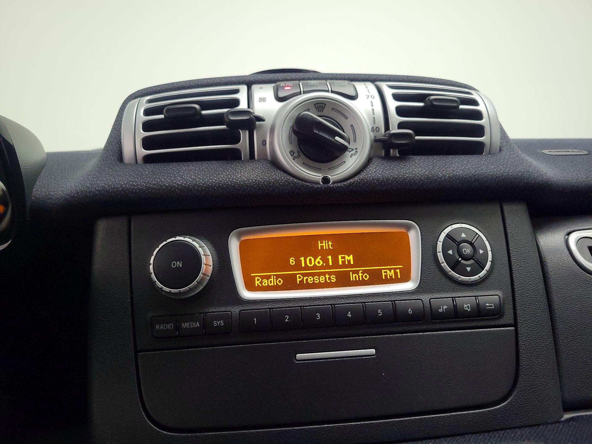 Thumbnail: 2015 smart fortwo - 14