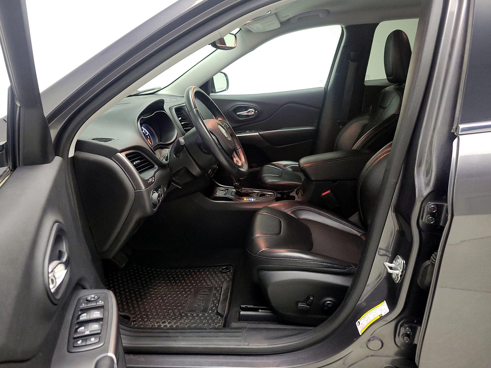 Thumbnail: 2019 Jeep Cherokee - 11
