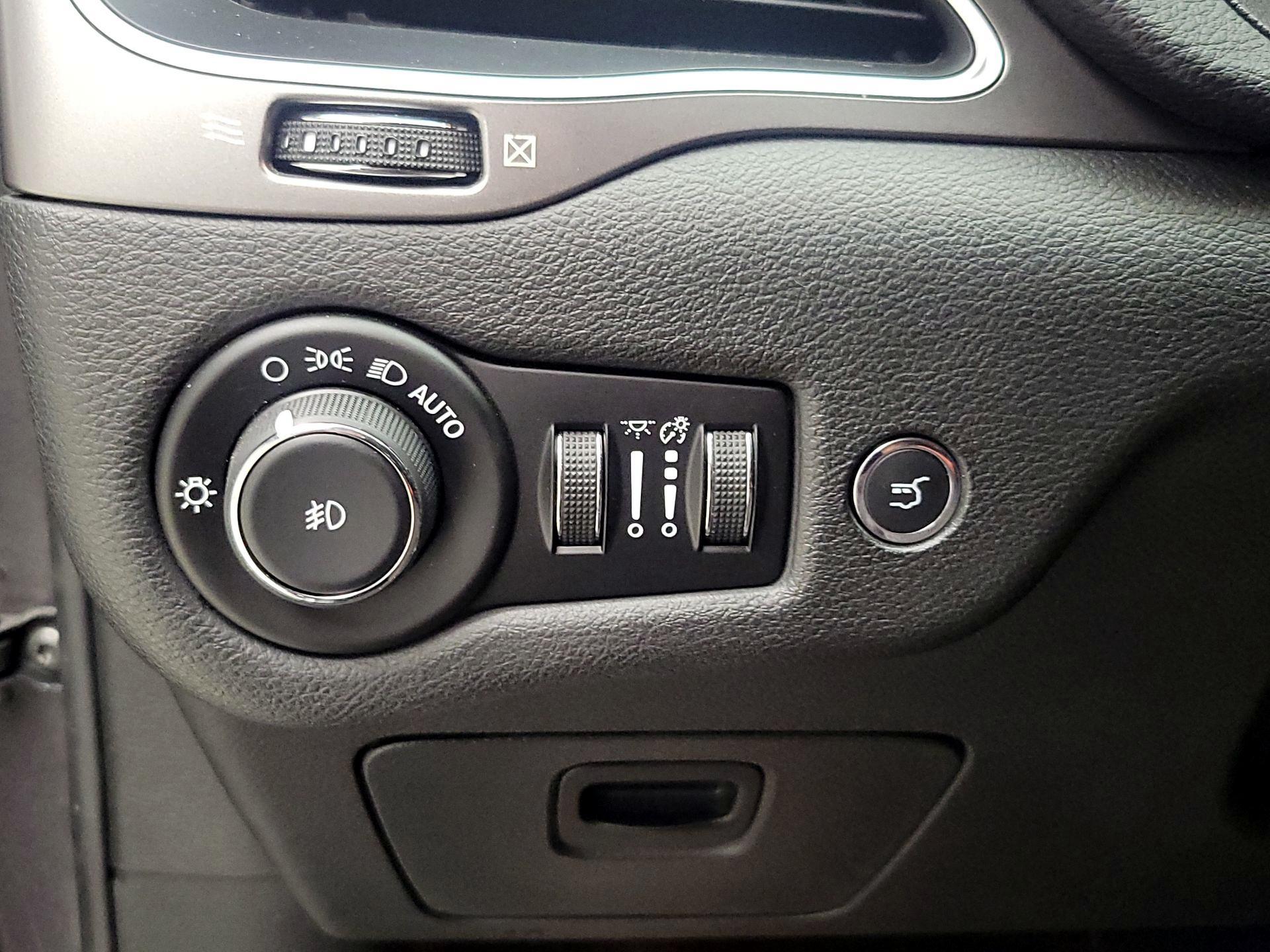 Thumbnail: 2019 Jeep Cherokee - 13