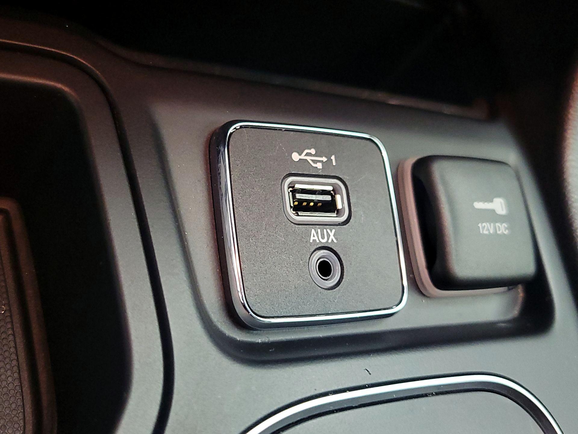 Thumbnail: 2019 Jeep Cherokee - 18