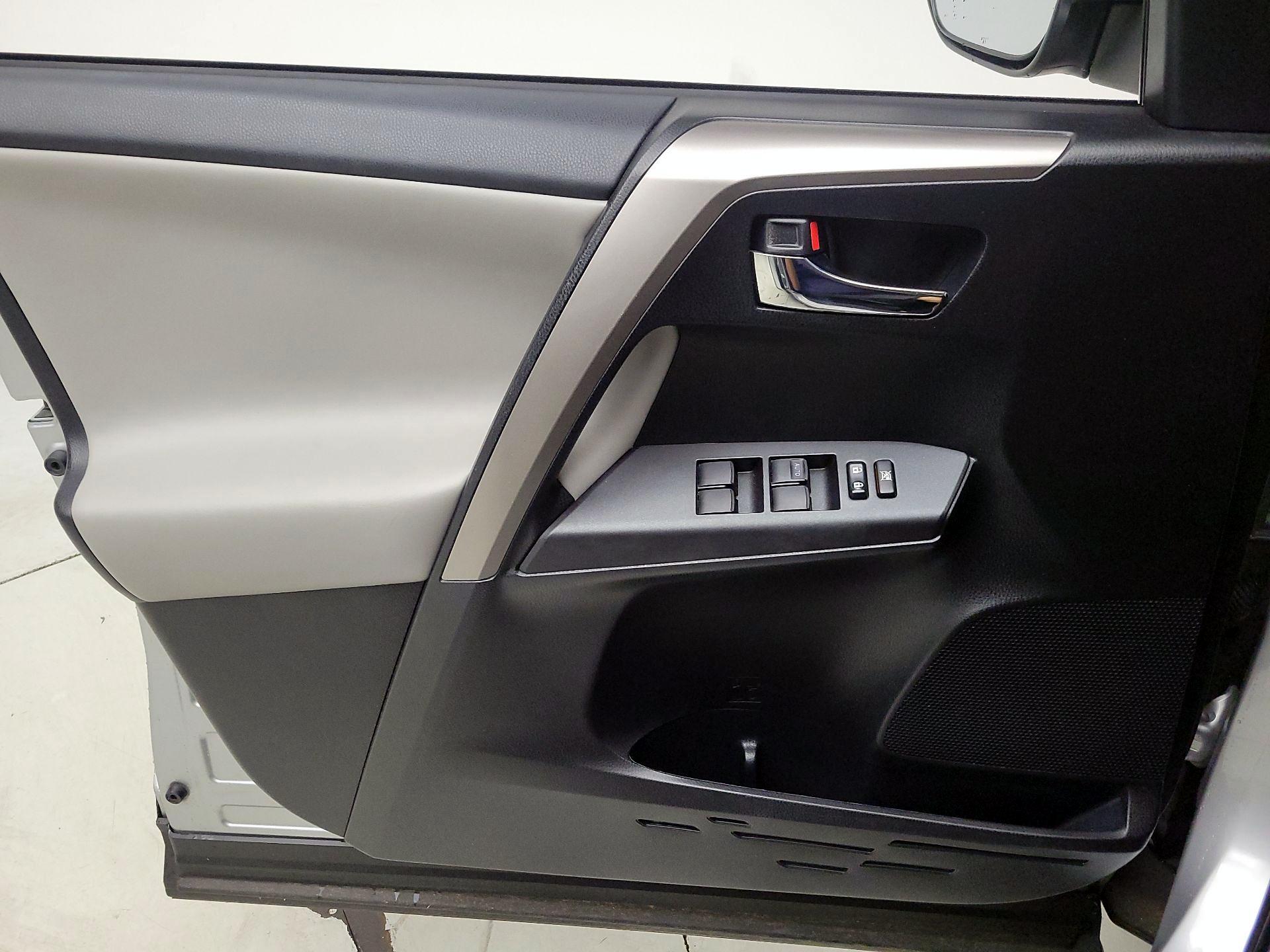 Thumbnail: 2018 Toyota RAV4 - 12
