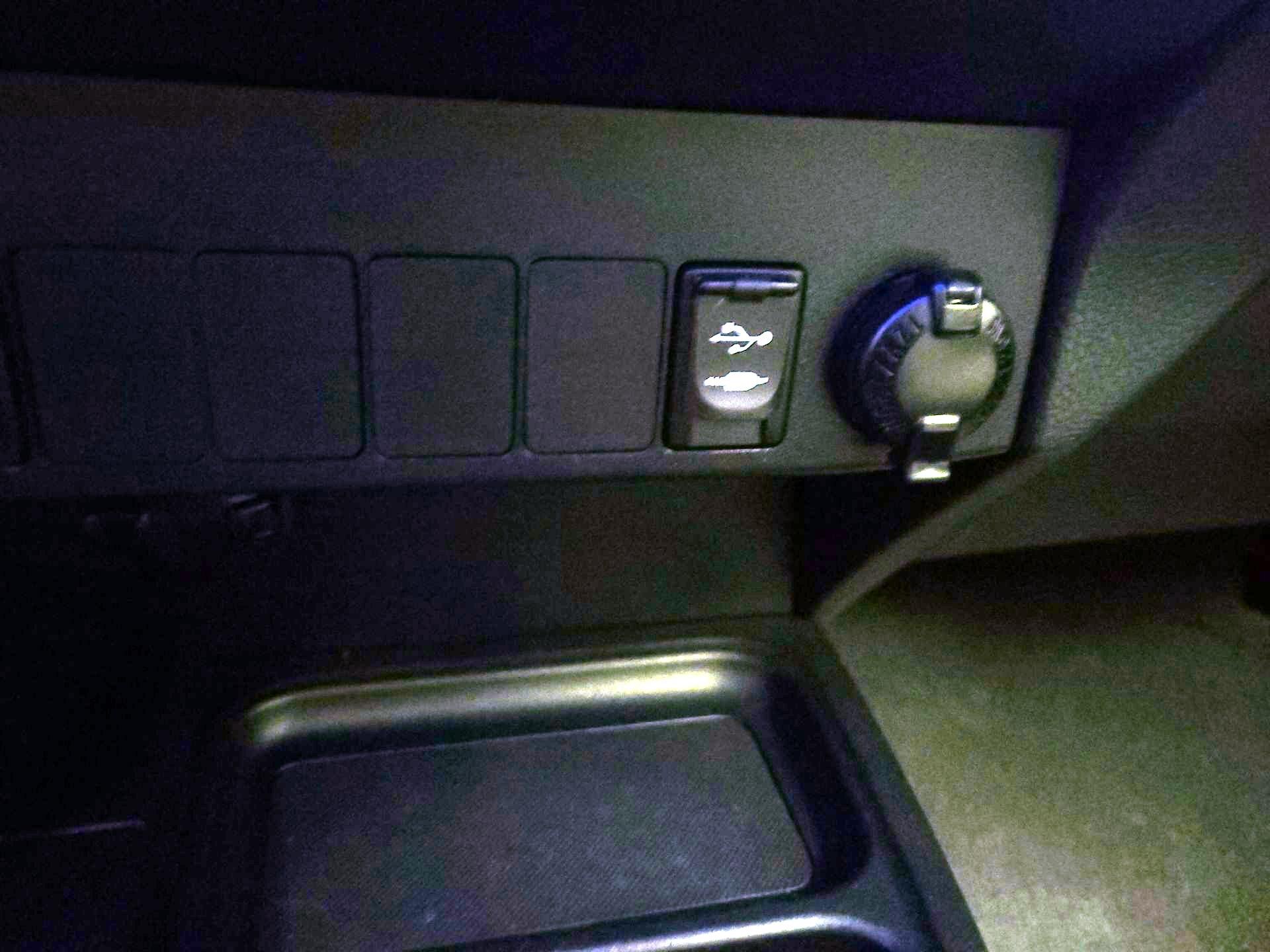 Thumbnail: 2018 Toyota RAV4 - 18