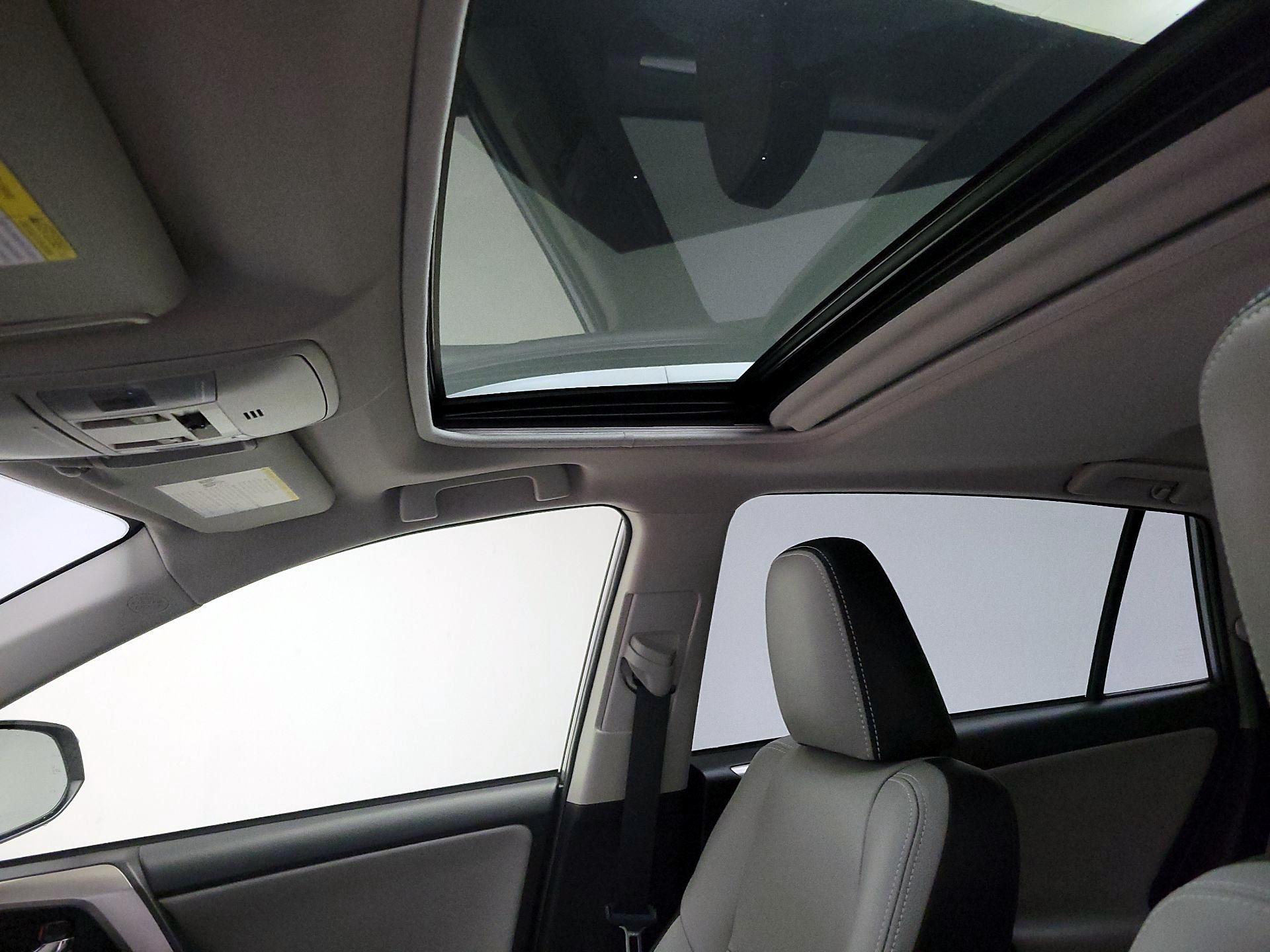 Thumbnail: 2018 Toyota RAV4 - 19