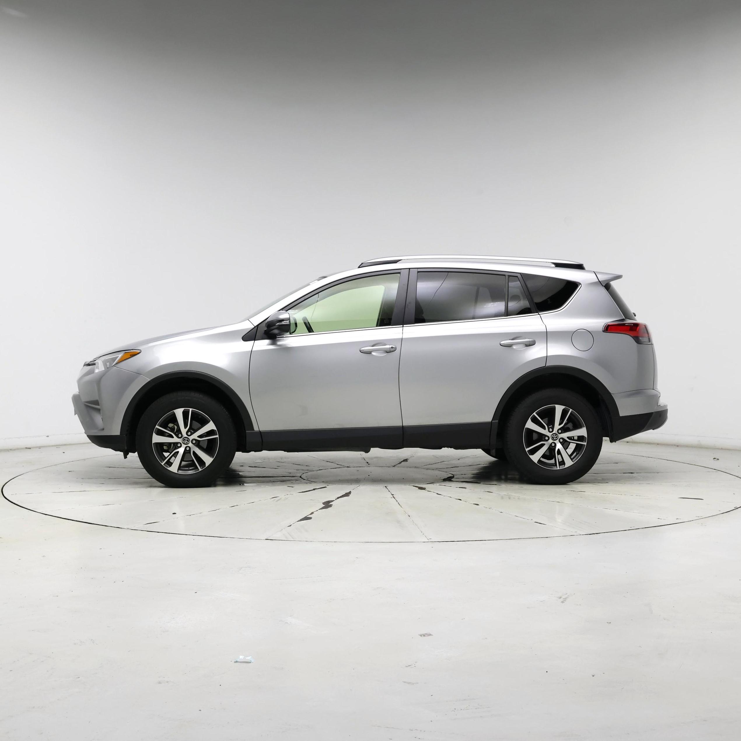 Thumbnail: 2018 Toyota RAV4 - 3