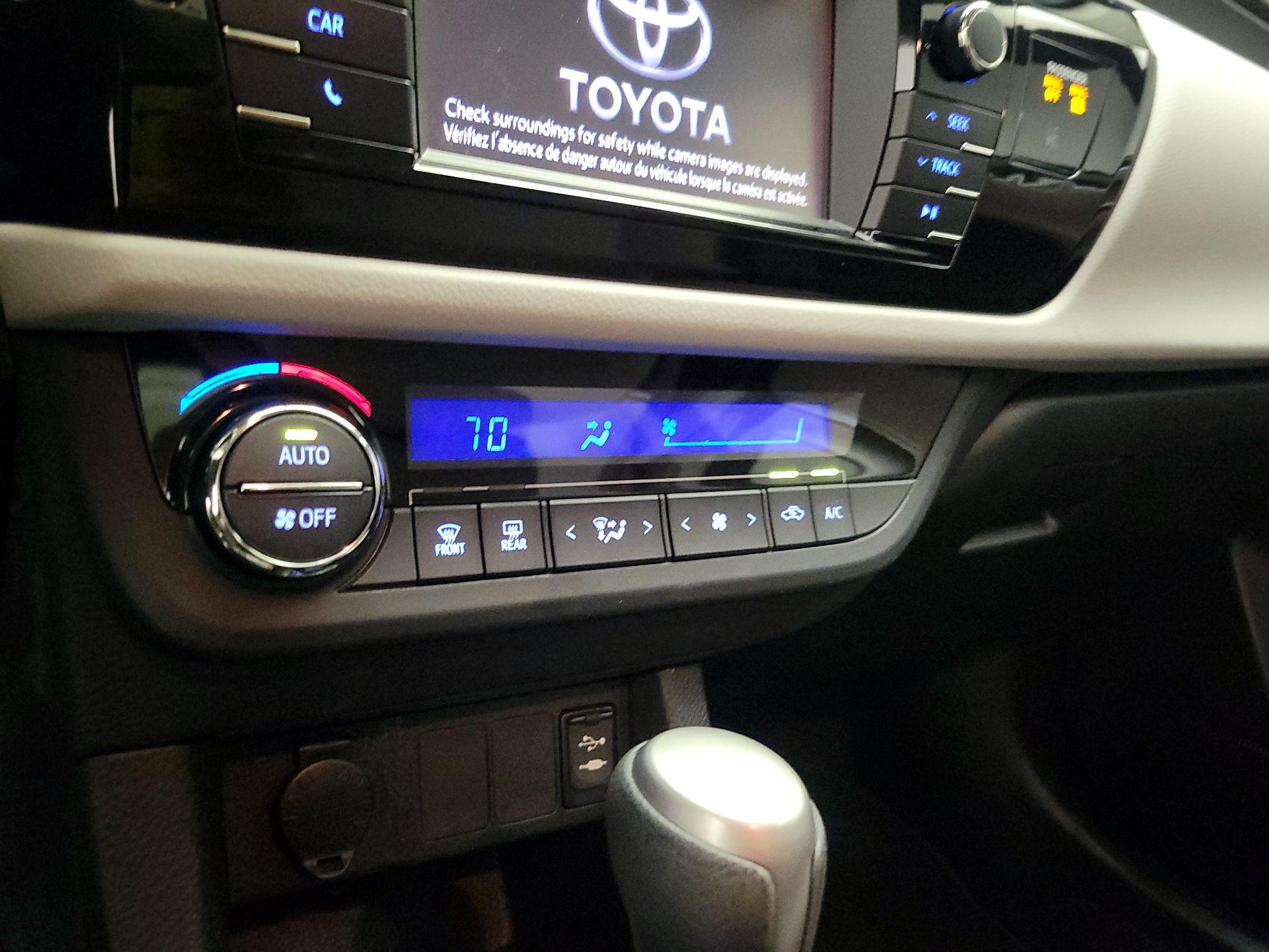 Thumbnail: 2015 Toyota Corolla - 16