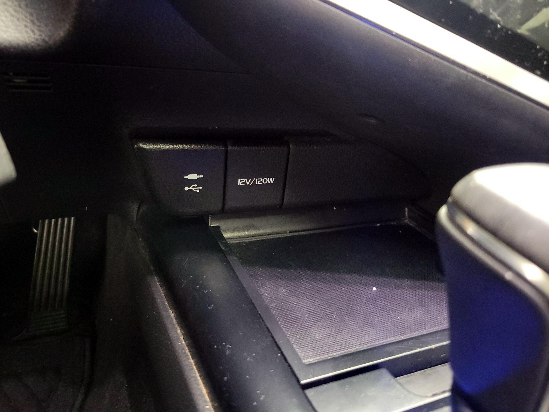 Thumbnail: 2019 Toyota Camry - 18