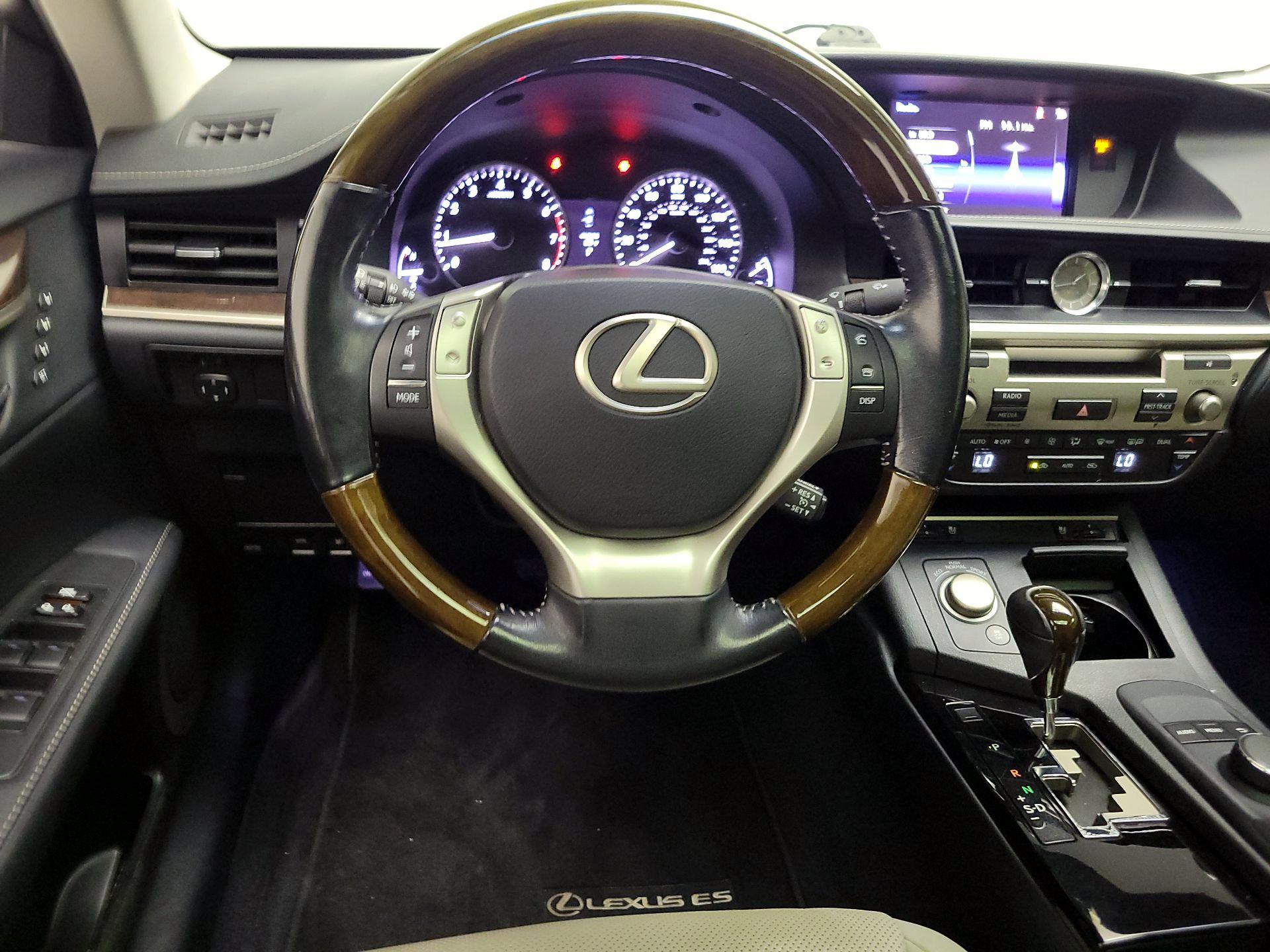 Thumbnail: 2015 Lexus ES - 10