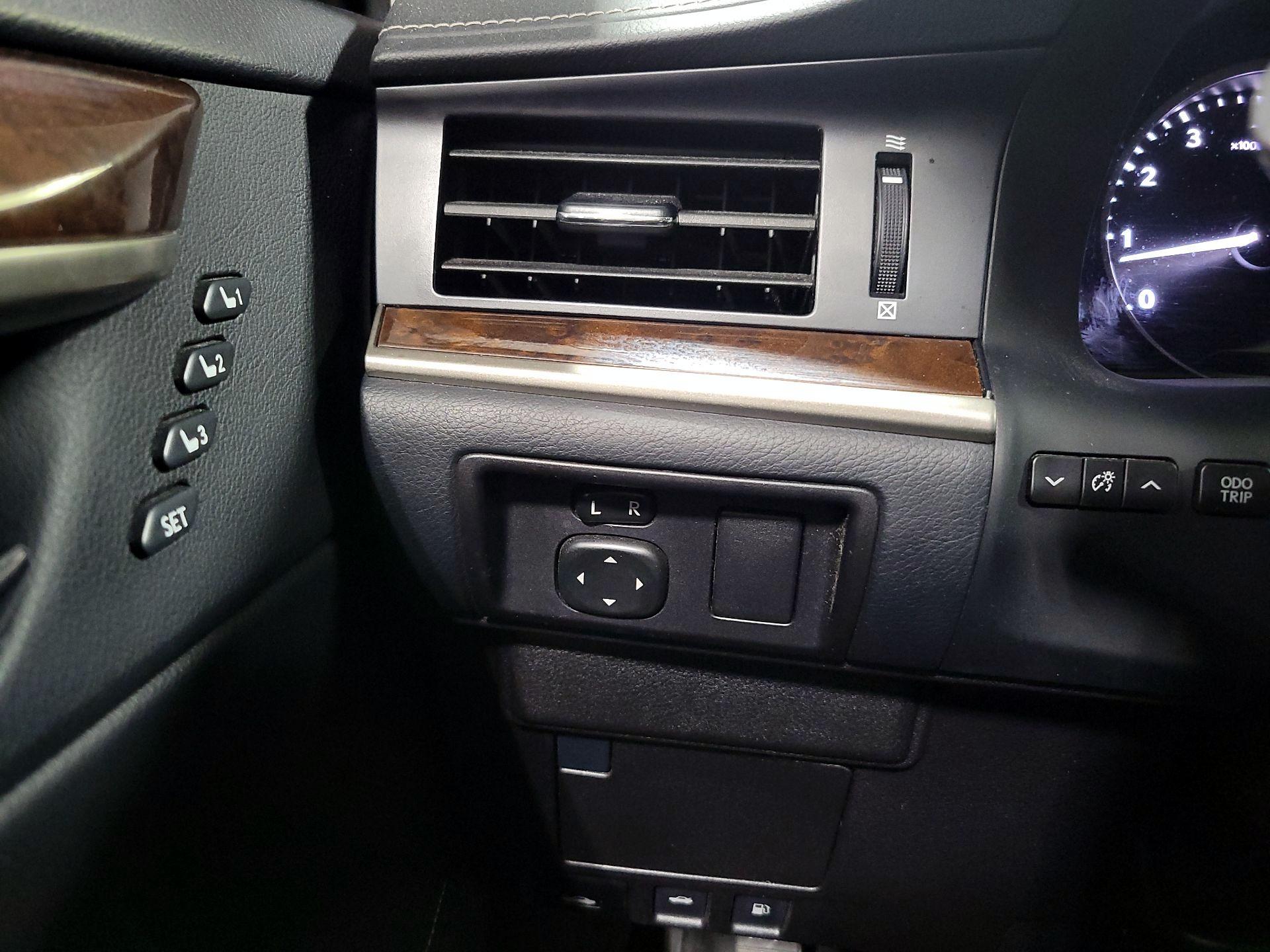 Thumbnail: 2015 Lexus ES - 13