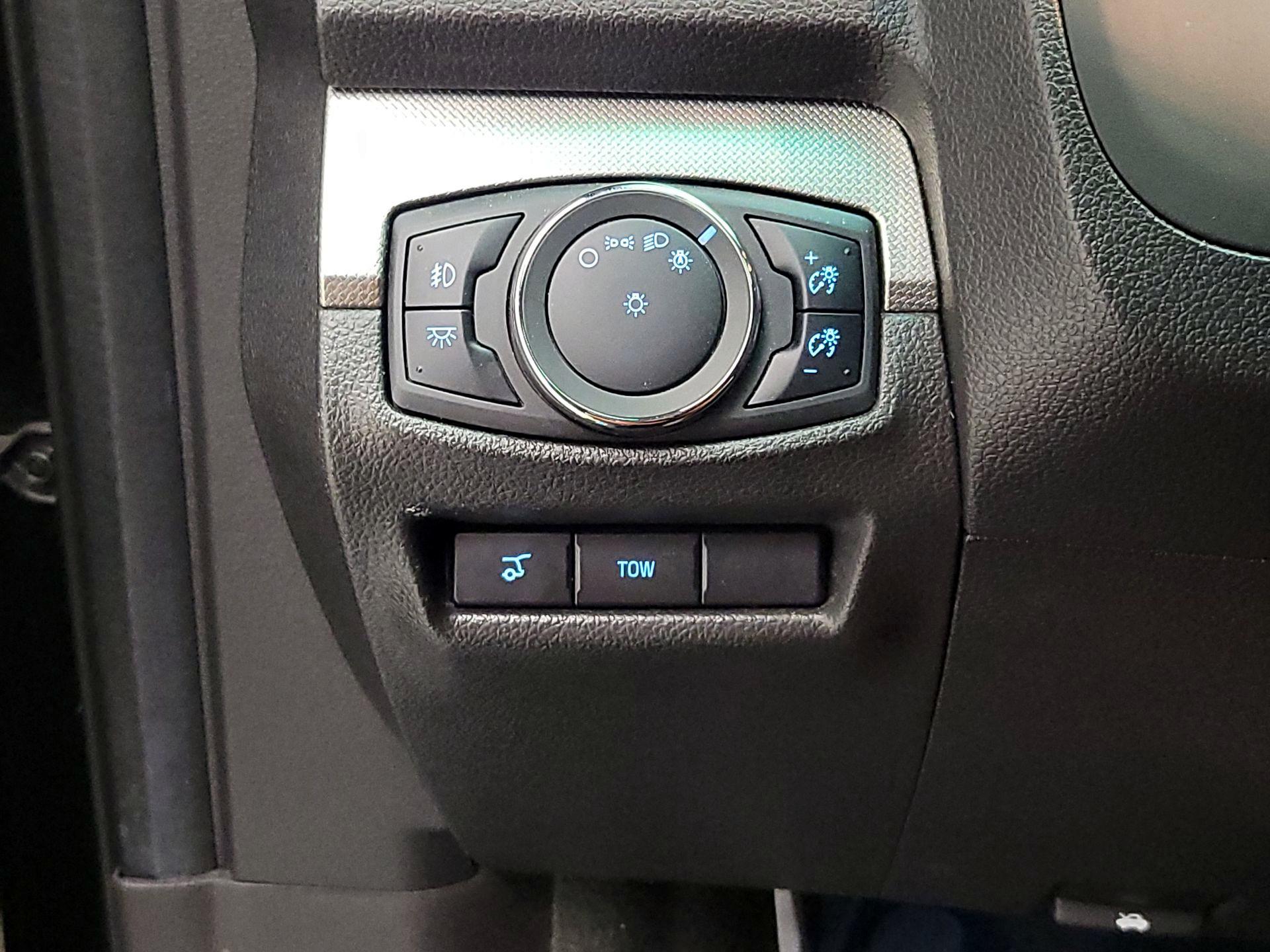 Thumbnail: 2015 Ford Explorer - 13