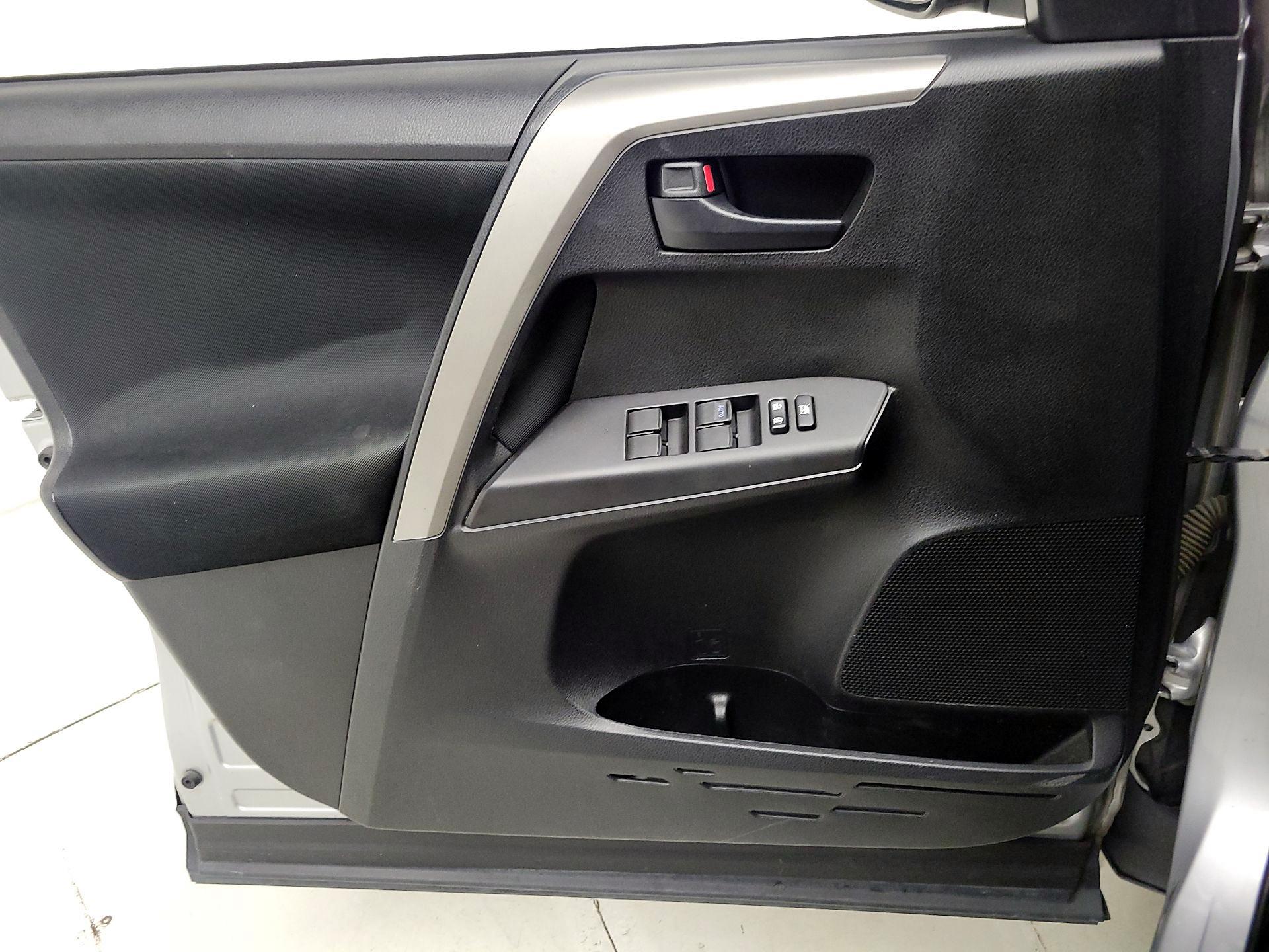 Thumbnail: 2016 Toyota RAV4 - 12