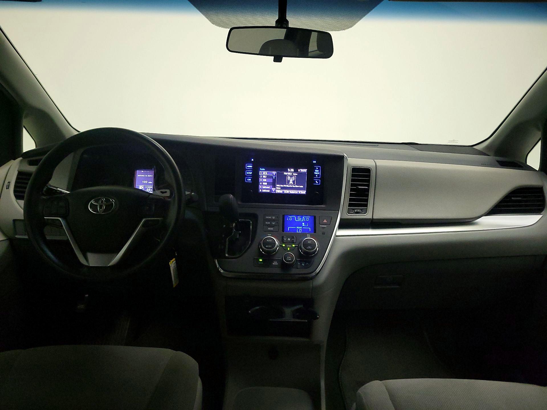 Thumbnail: 2017 Toyota Sienna - 9