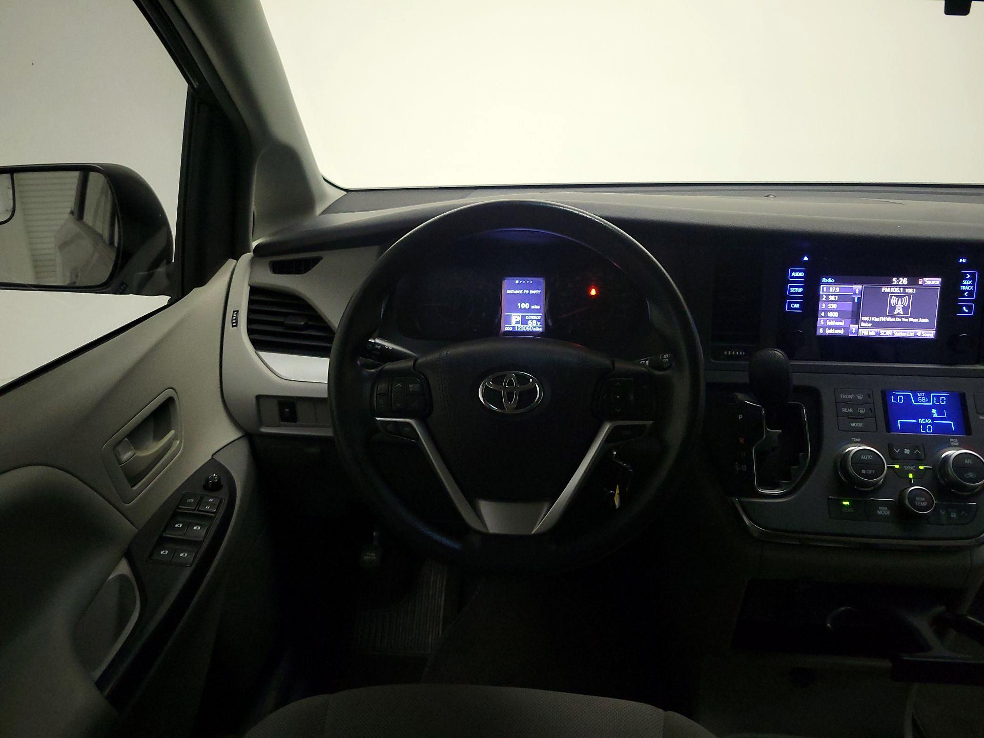 Thumbnail: 2017 Toyota Sienna - 10