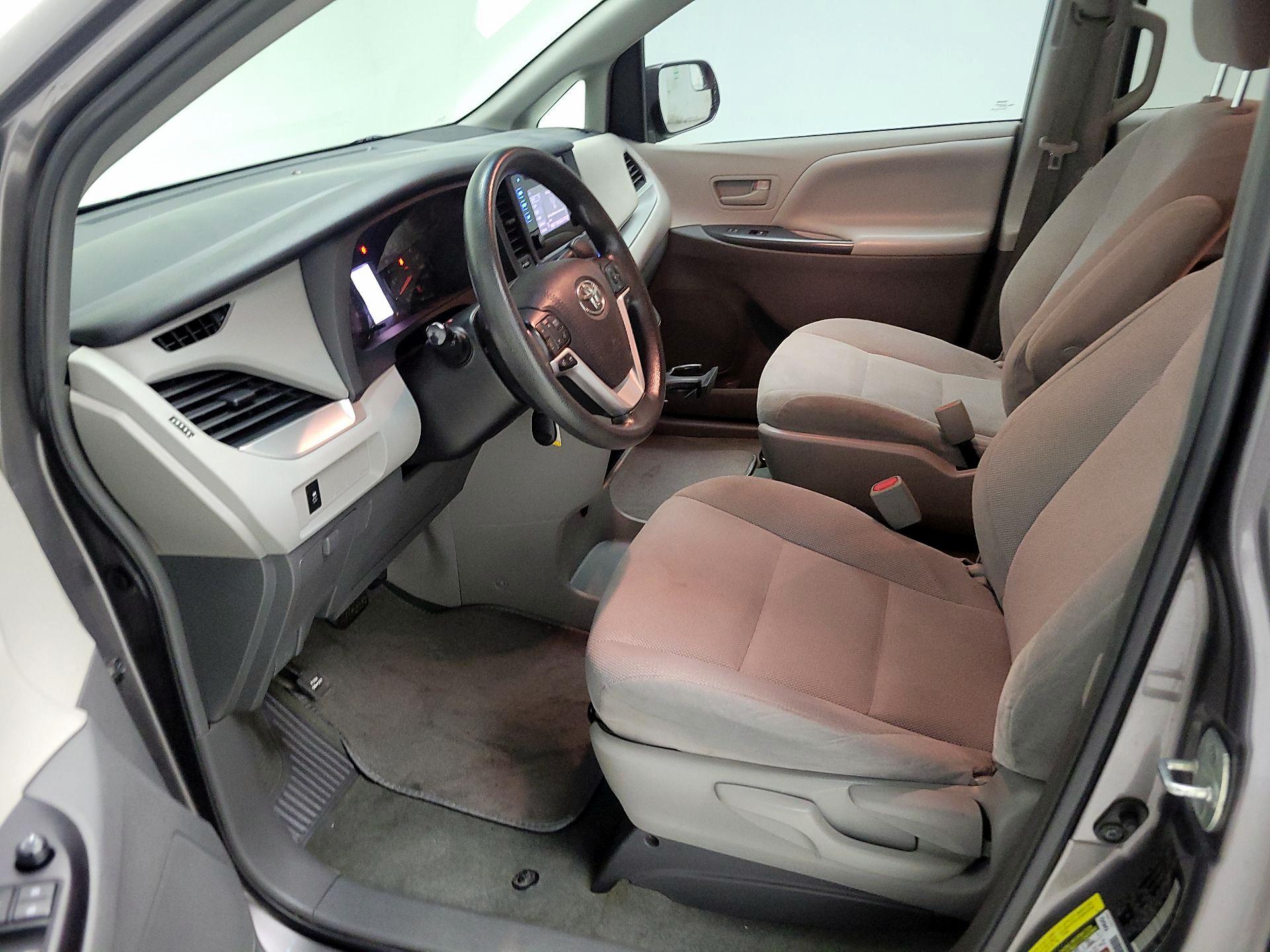 Thumbnail: 2017 Toyota Sienna - 11