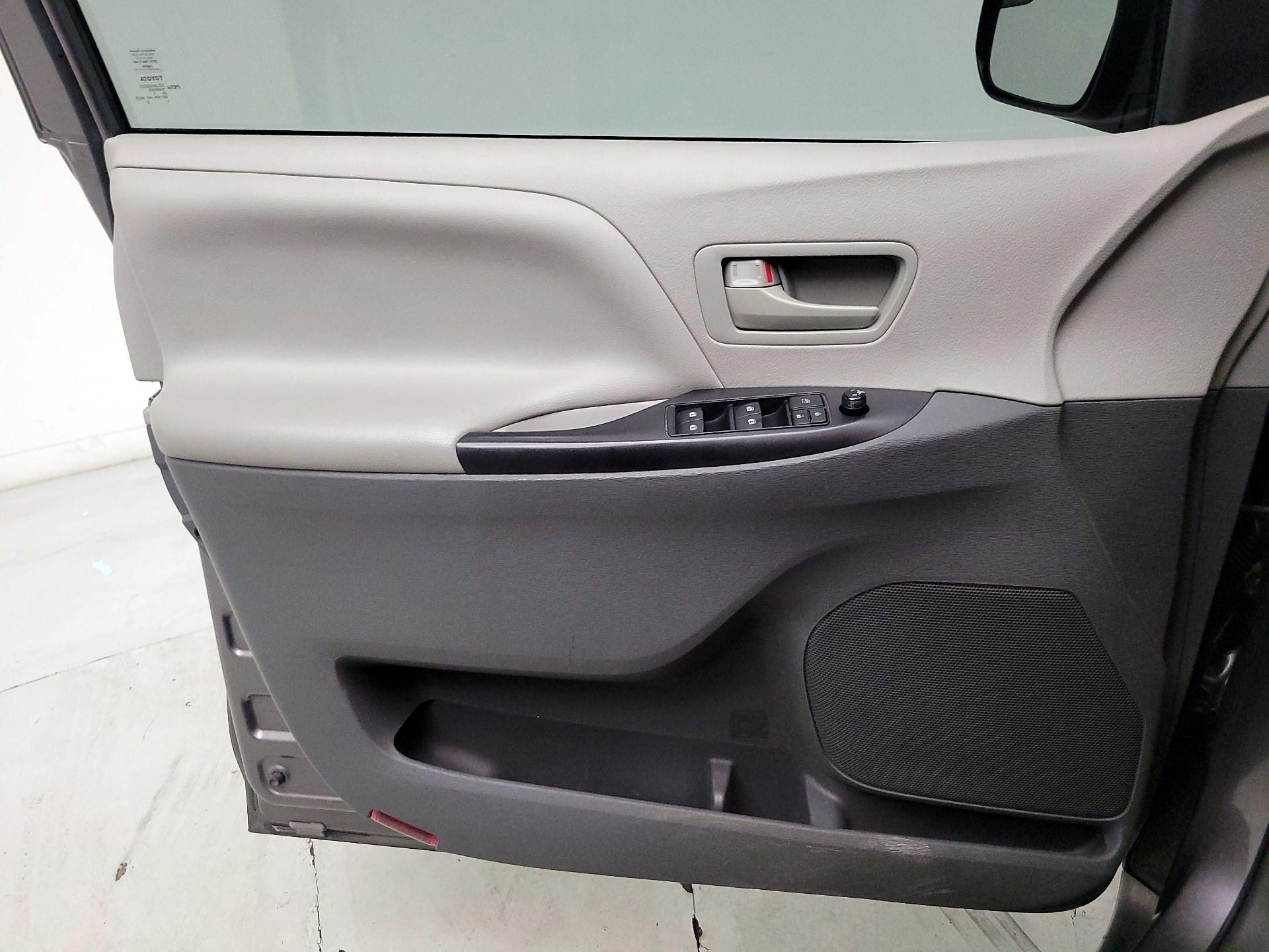 Thumbnail: 2017 Toyota Sienna - 12