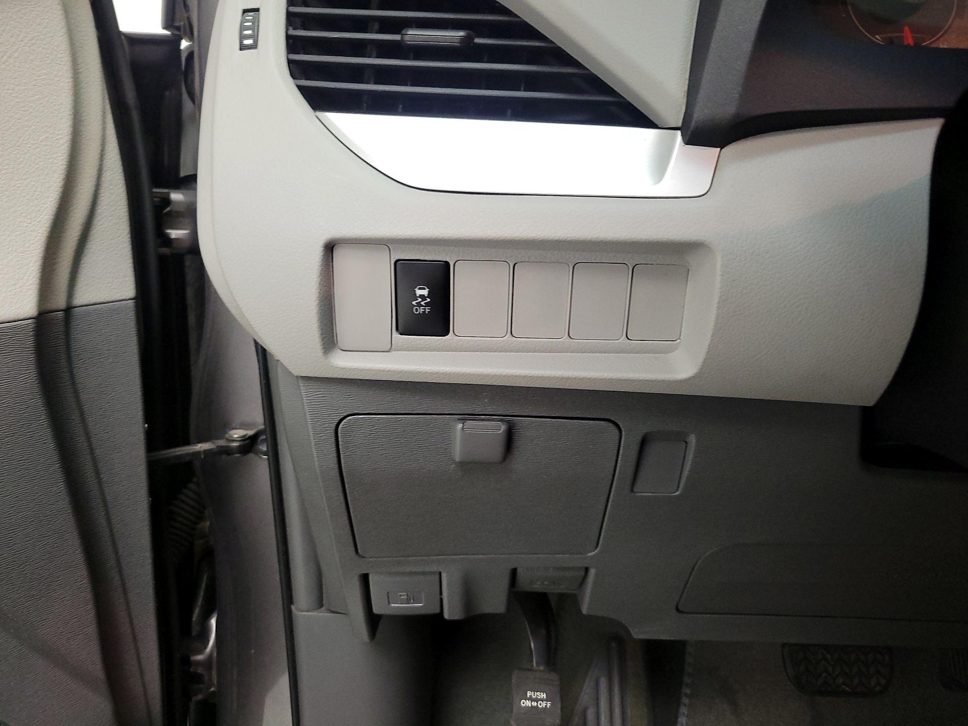 Thumbnail: 2017 Toyota Sienna - 13