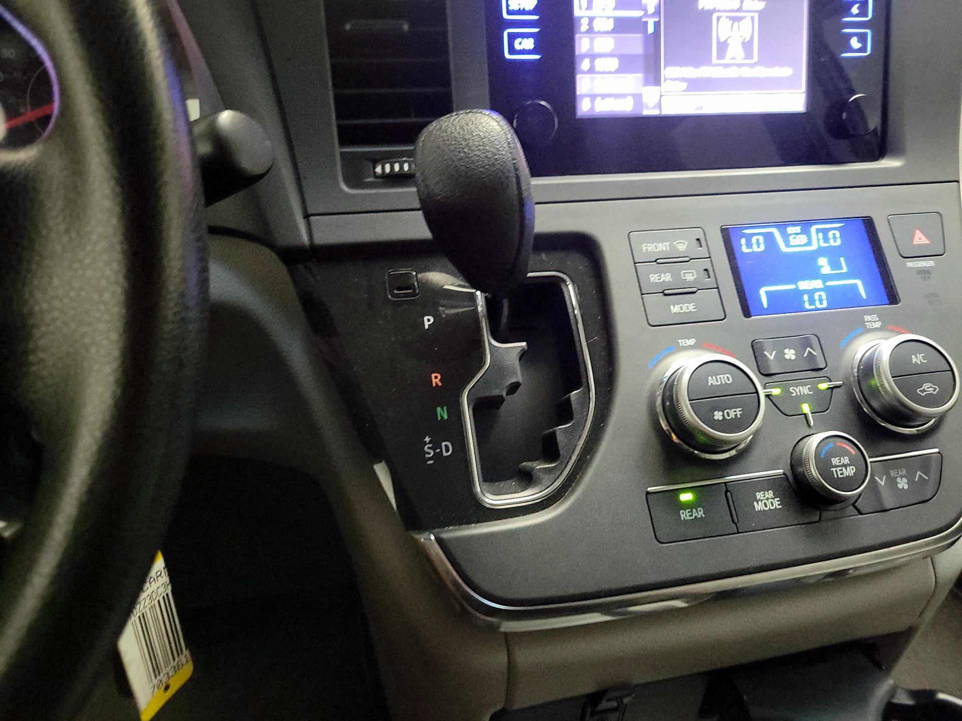 Thumbnail: 2017 Toyota Sienna - 17