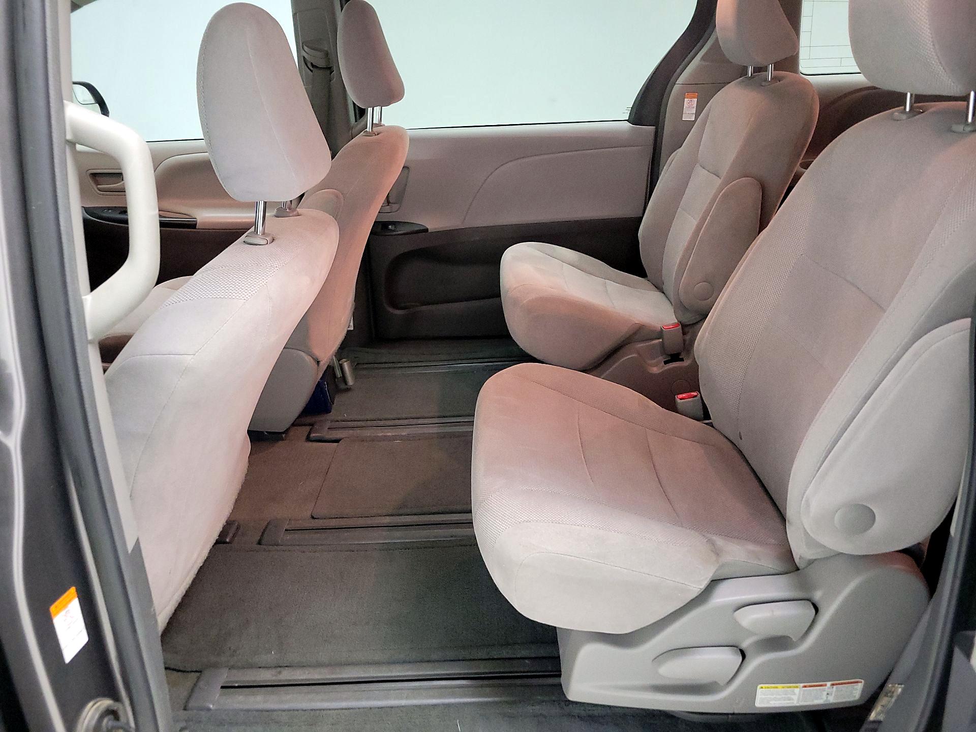 Thumbnail: 2017 Toyota Sienna - 19