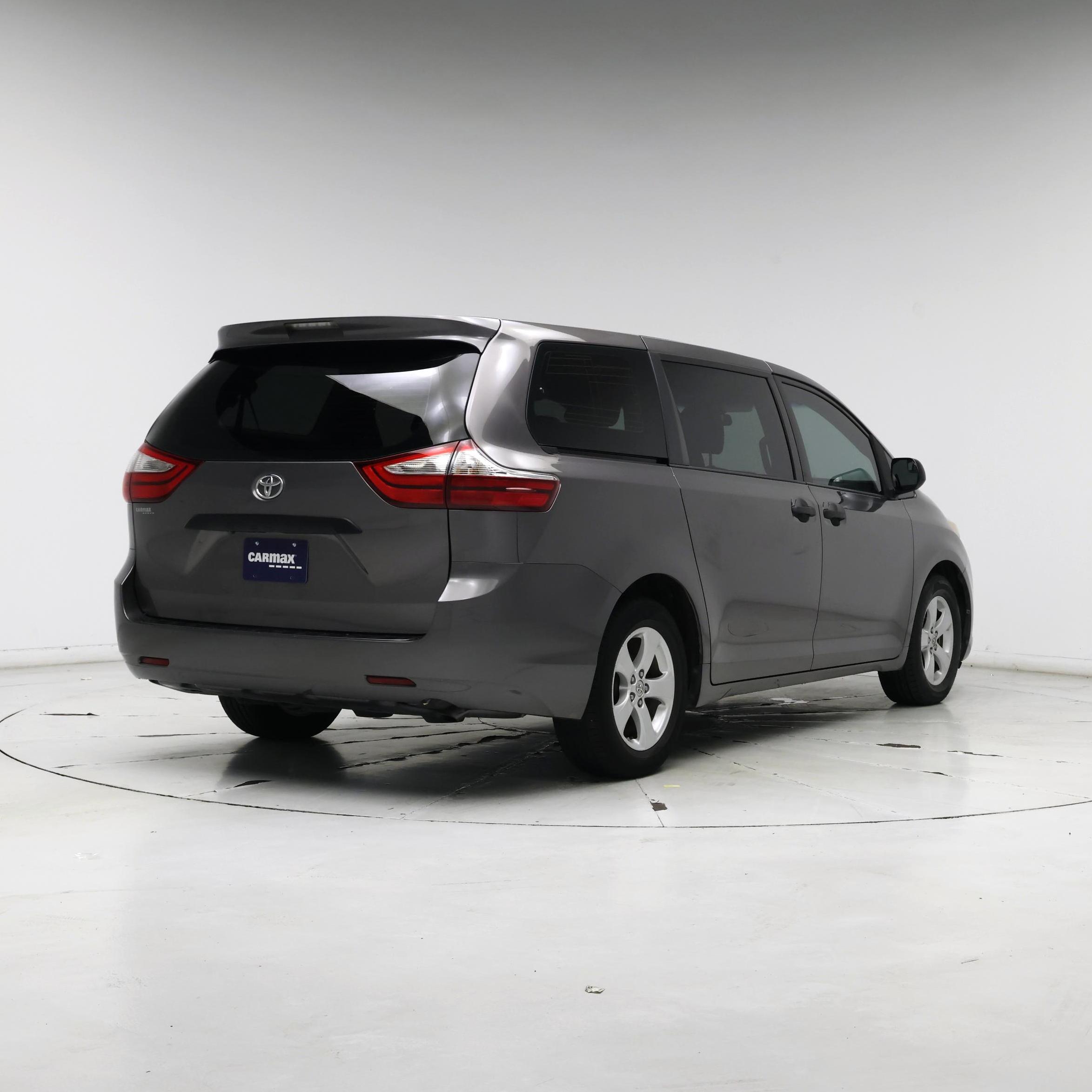 Thumbnail: 2017 Toyota Sienna - 8