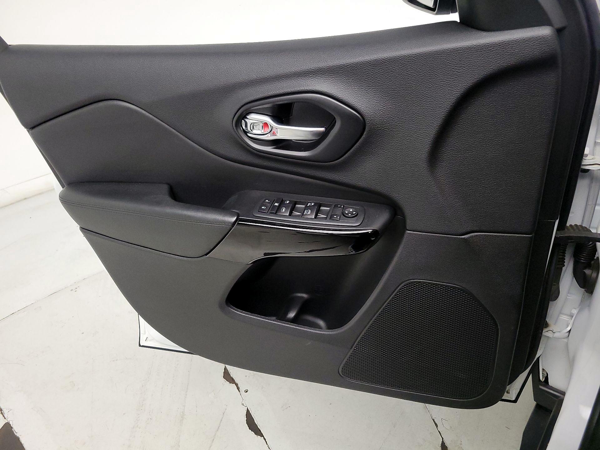 Thumbnail: 2021 Jeep Cherokee - 12