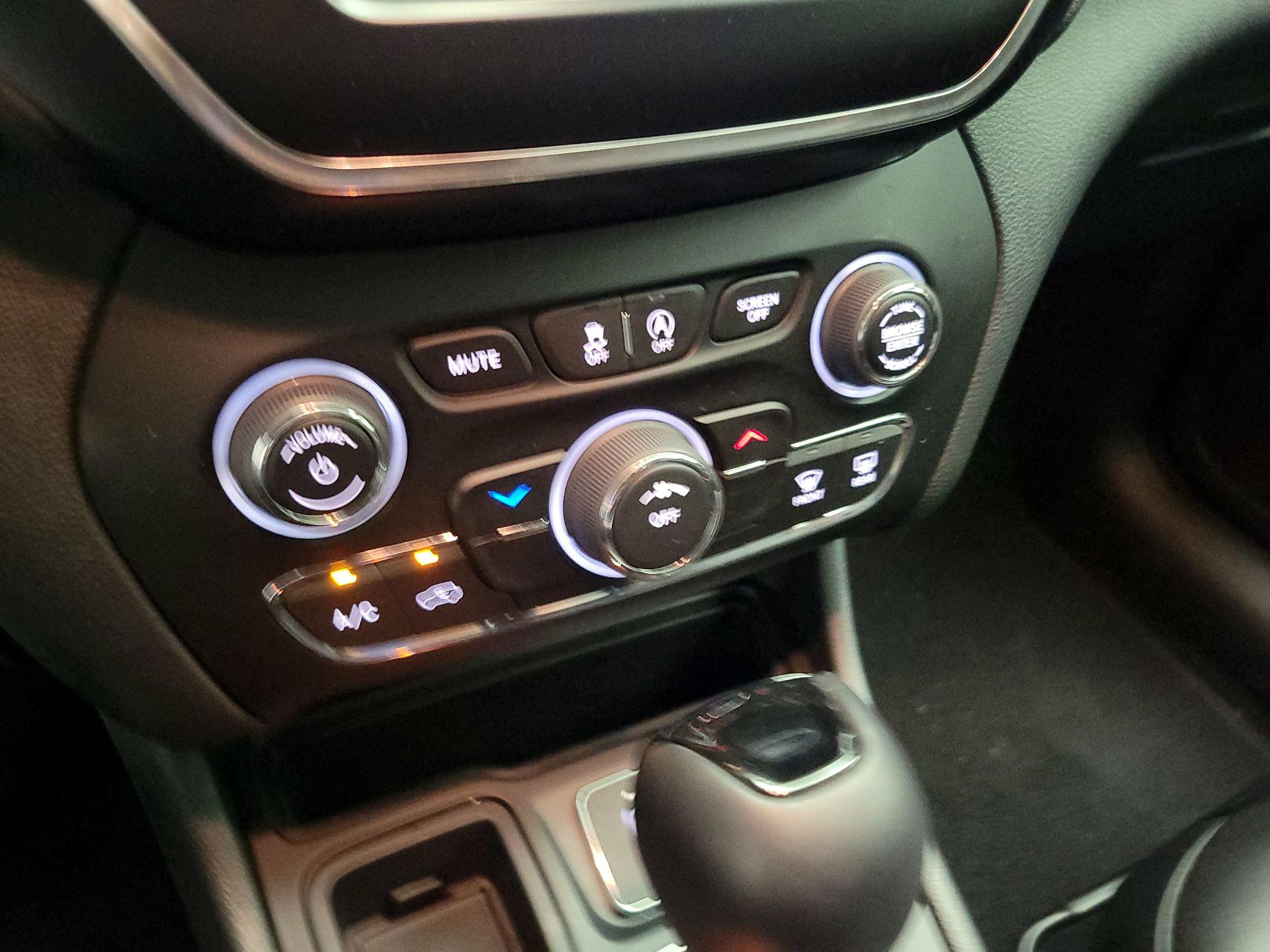 Thumbnail: 2021 Jeep Cherokee - 16