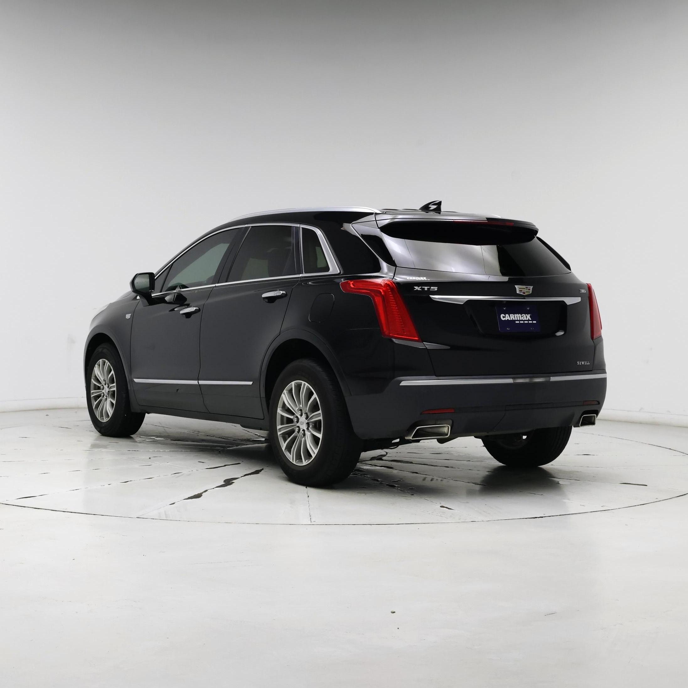 Thumbnail: 2017 Cadillac XT5 - 2
