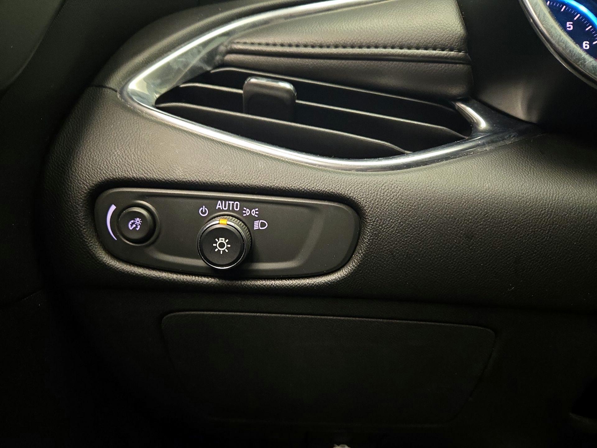 Thumbnail: 2018 Chevrolet Malibu - 13