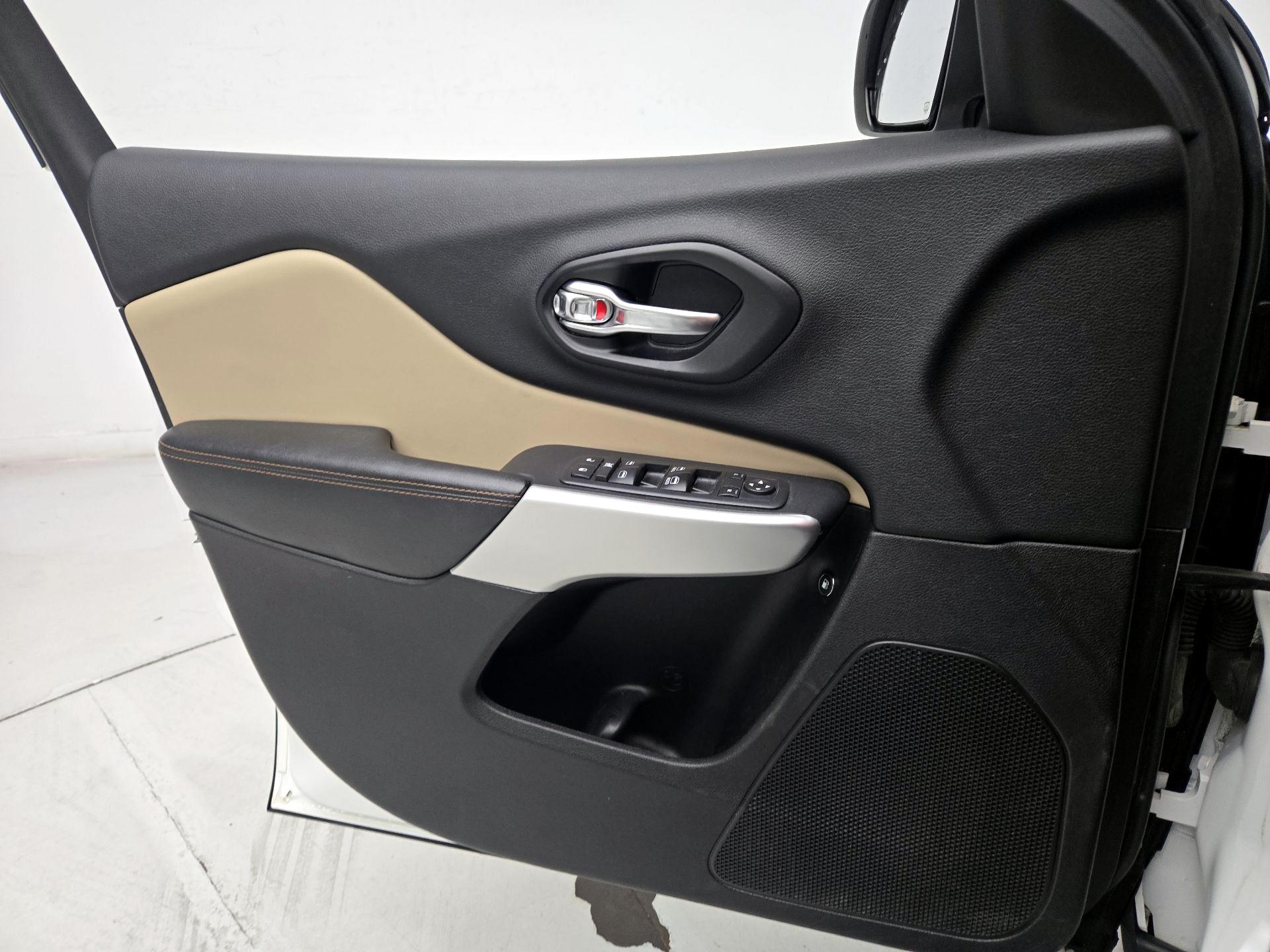 Thumbnail: 2017 Jeep Cherokee - 12