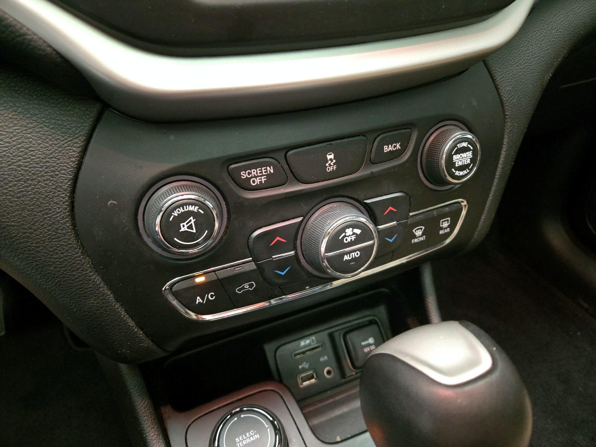 Thumbnail: 2017 Jeep Cherokee - 17