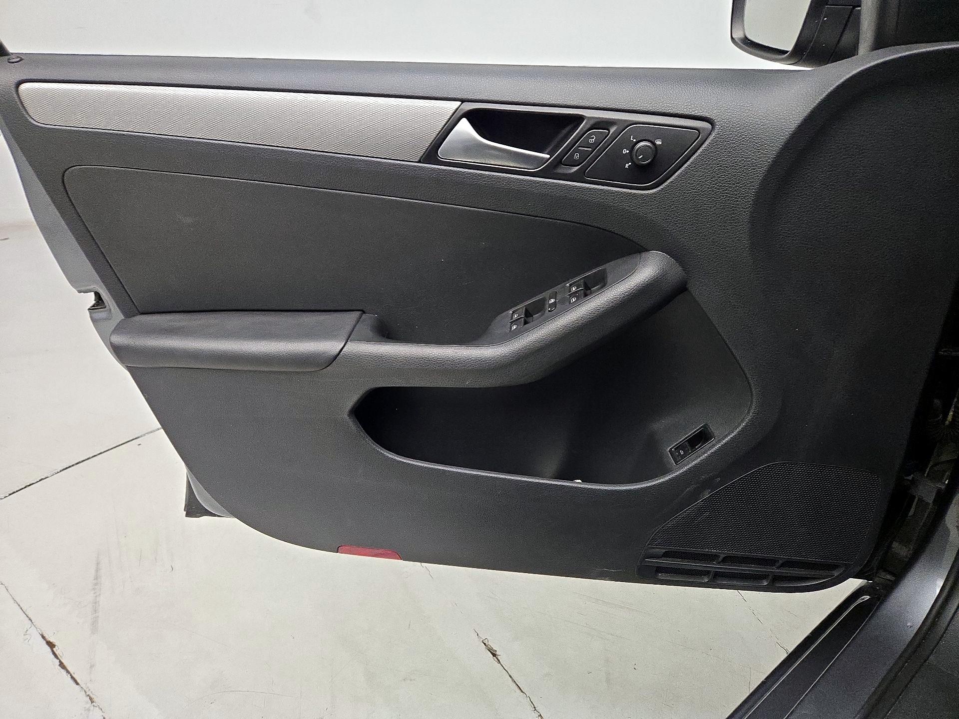 Thumbnail: 2017 Volkswagen Jetta - 12