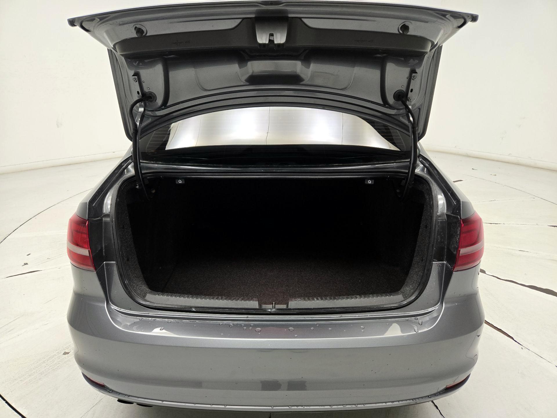 Thumbnail: 2017 Volkswagen Jetta - 18