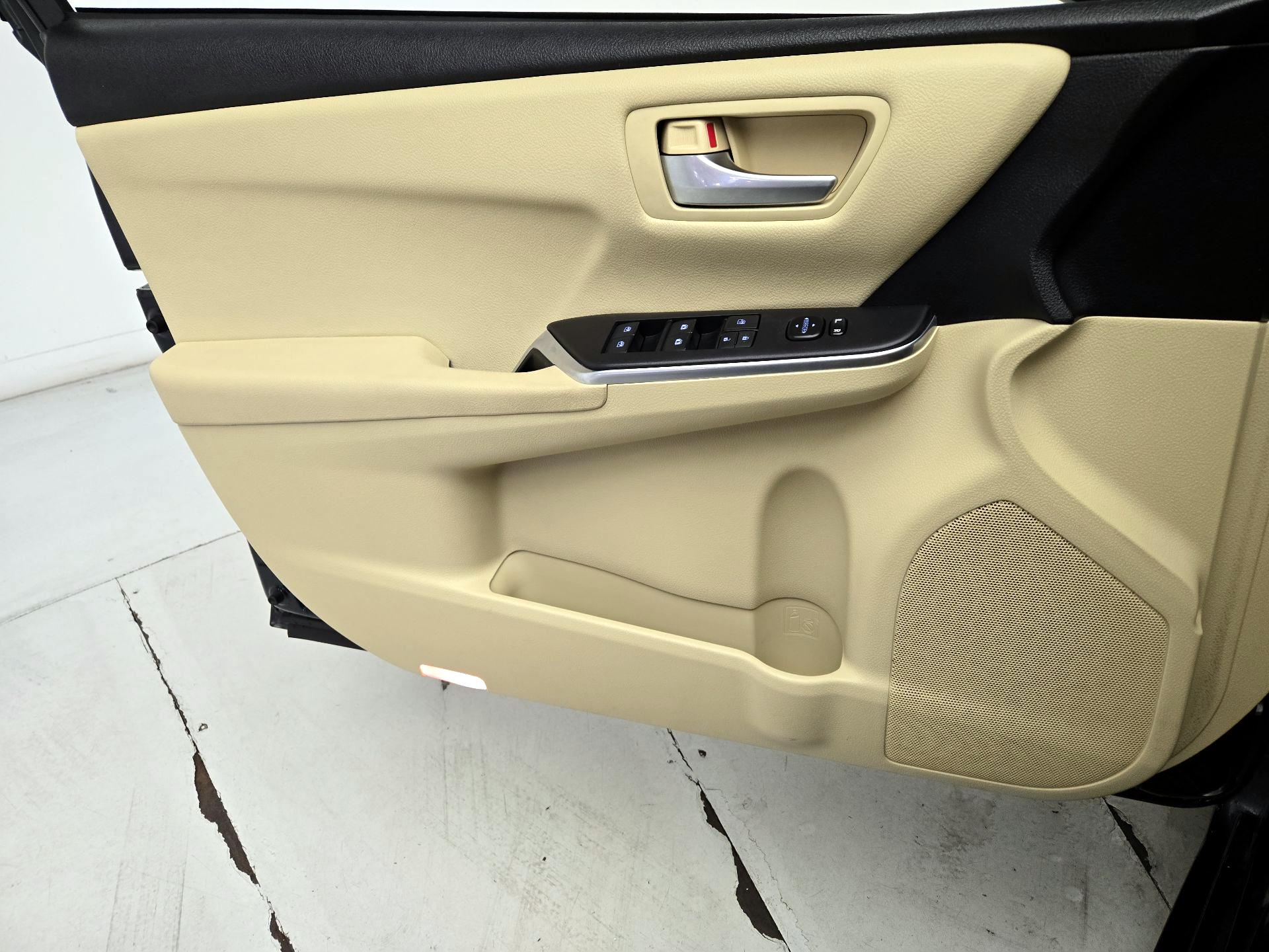 Thumbnail: 2016 Toyota Camry - 12