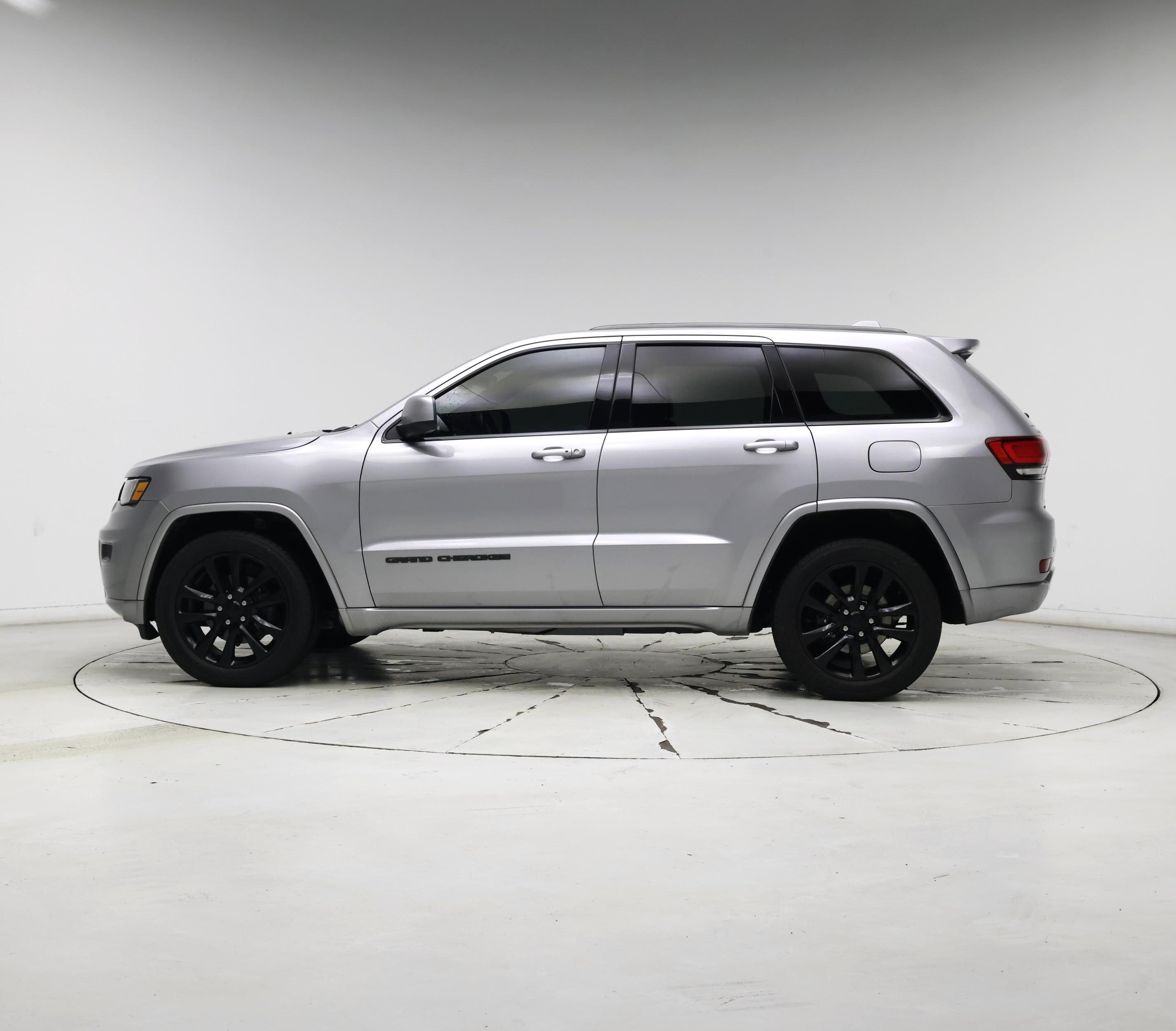 Thumbnail: 2018 Jeep Grand Cherokee - 3