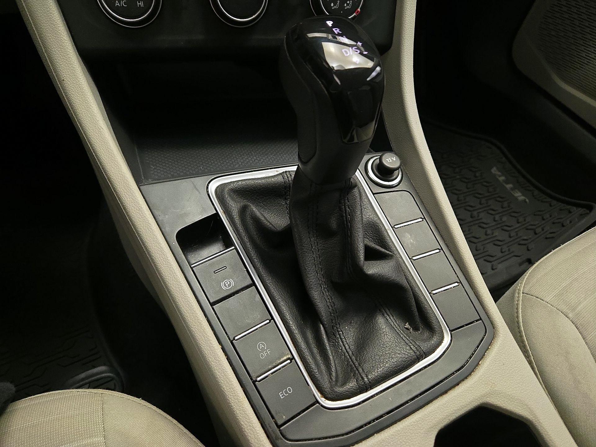 Thumbnail: 2023 Volkswagen Jetta - 17