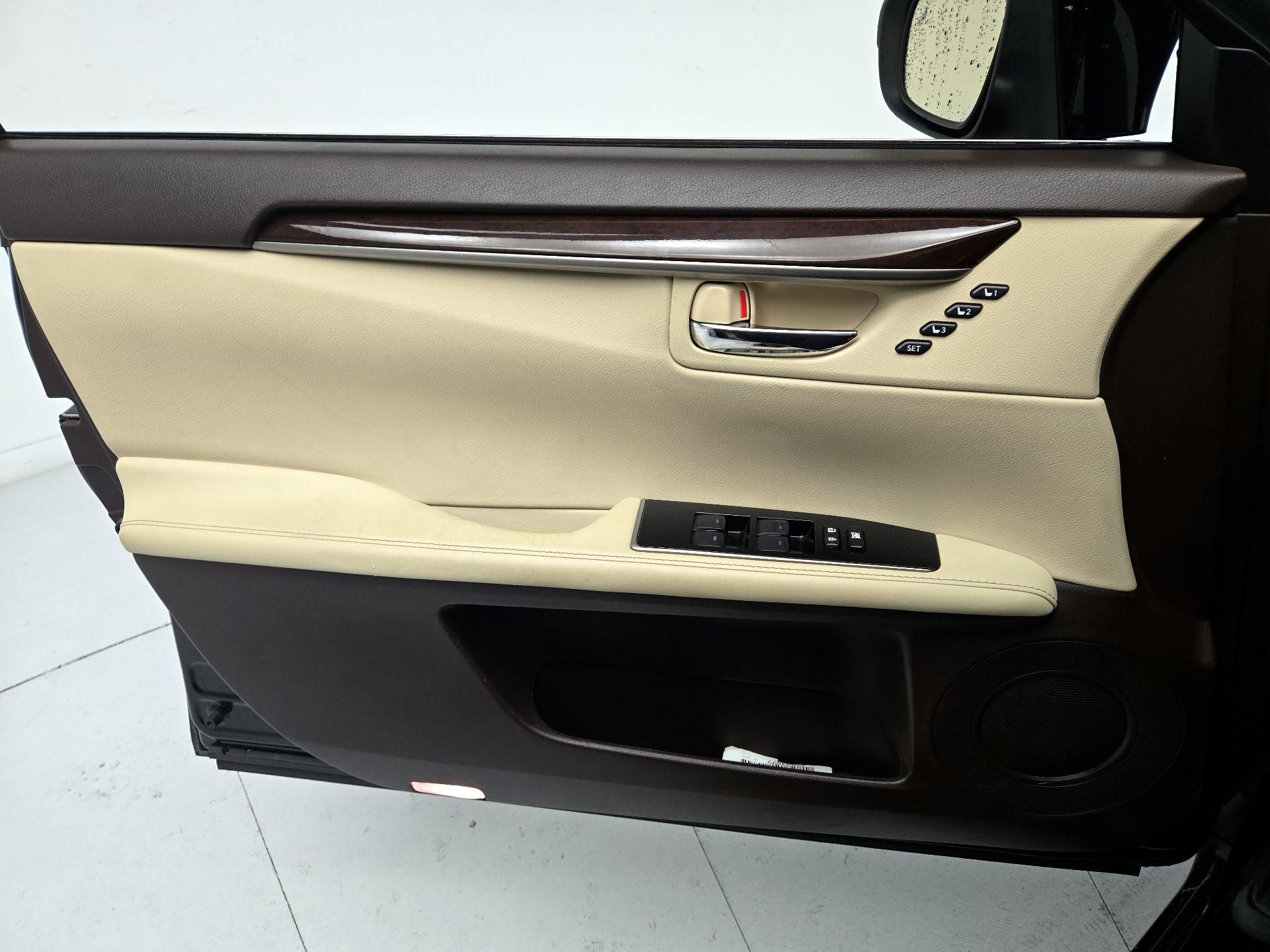 Thumbnail: 2016 Lexus ES - 12