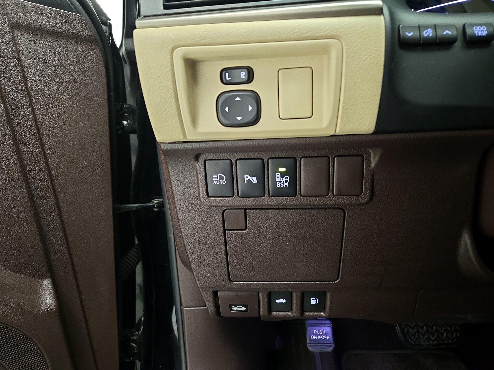 Thumbnail: 2016 Lexus ES - 13