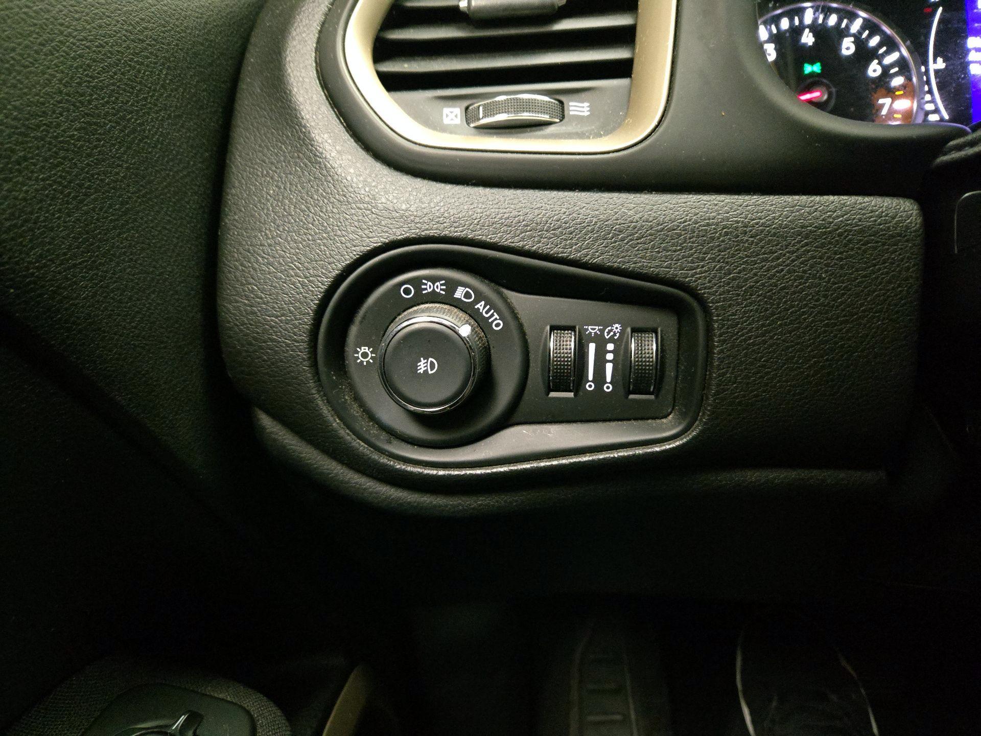 Thumbnail: 2016 Jeep Renegade - 13