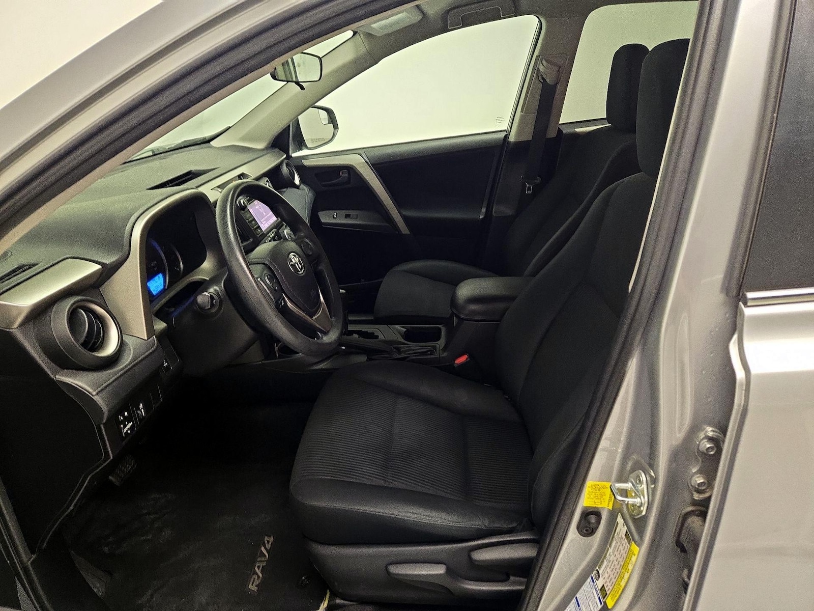 2016 Toyota RAV4 LE - Photo 12