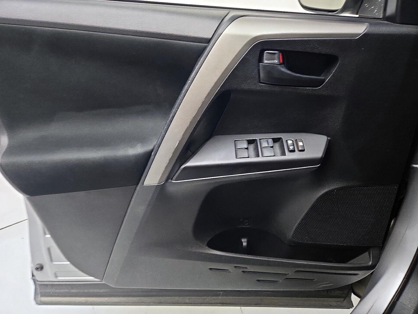 2016 Toyota RAV4 LE - Photo 13