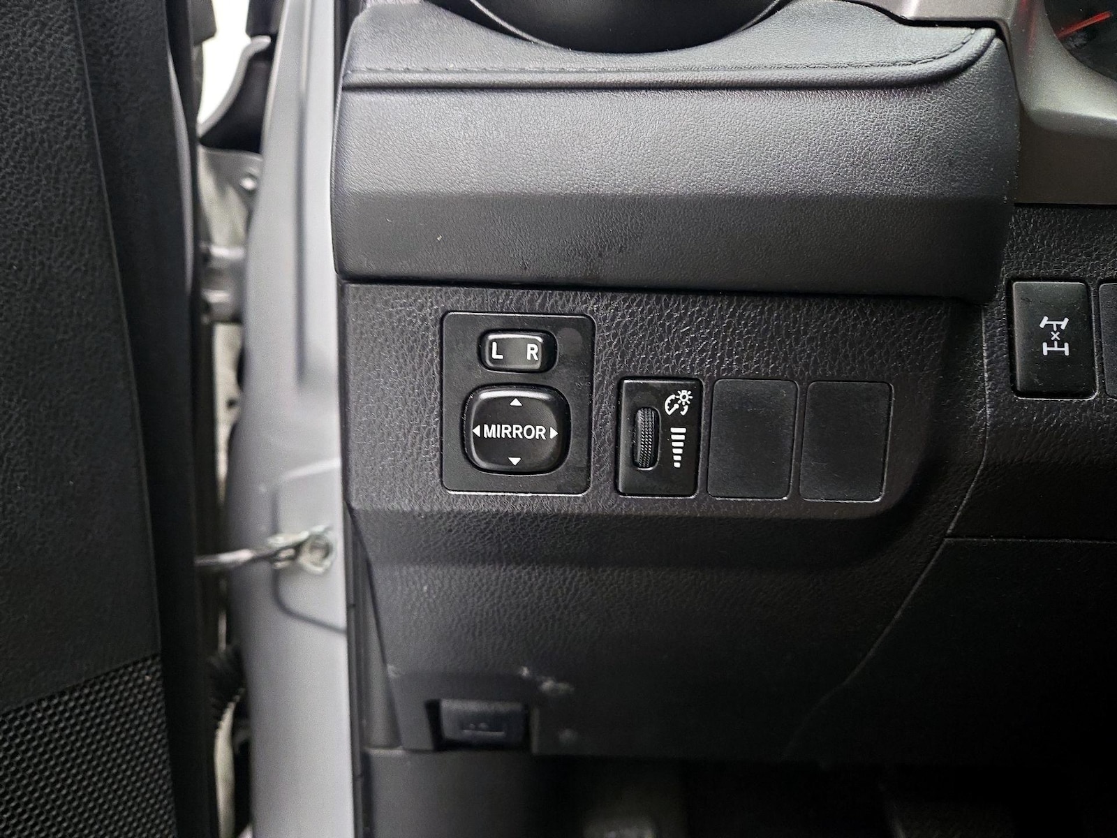 2016 Toyota RAV4 LE - Photo 14