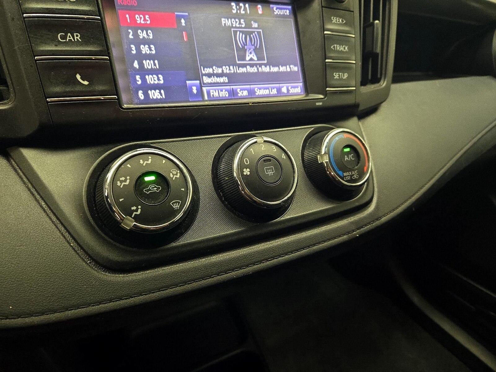 2016 Toyota RAV4 LE - Photo 17