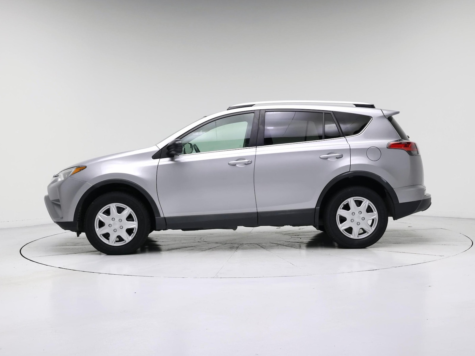 2016 Toyota RAV4 LE - Photo 4