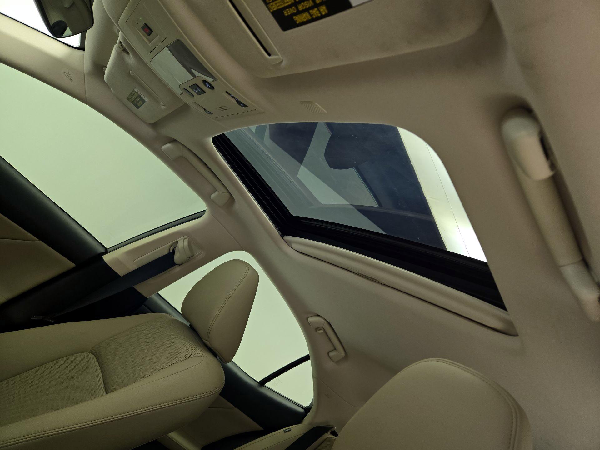 Thumbnail: 2019 Lexus IS - 20